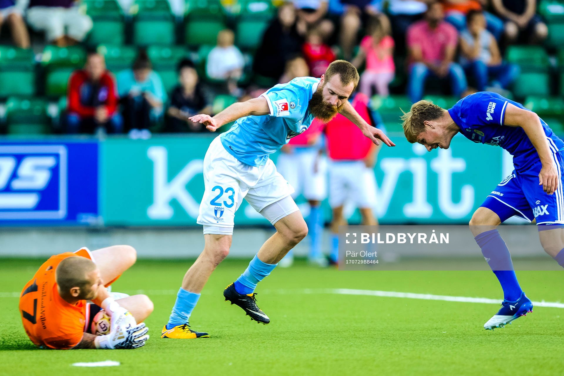 Sundsvalls målvakt Tommy Naurin räddar målchans från