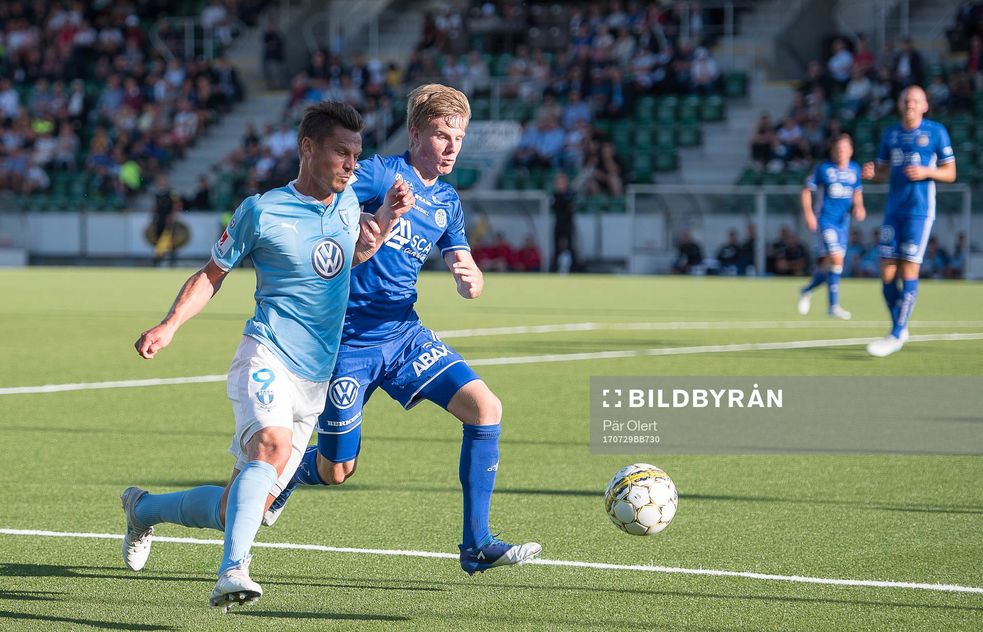 Malmö FFs Markus Rosenberg i kamp mot Sundsvalls Eric