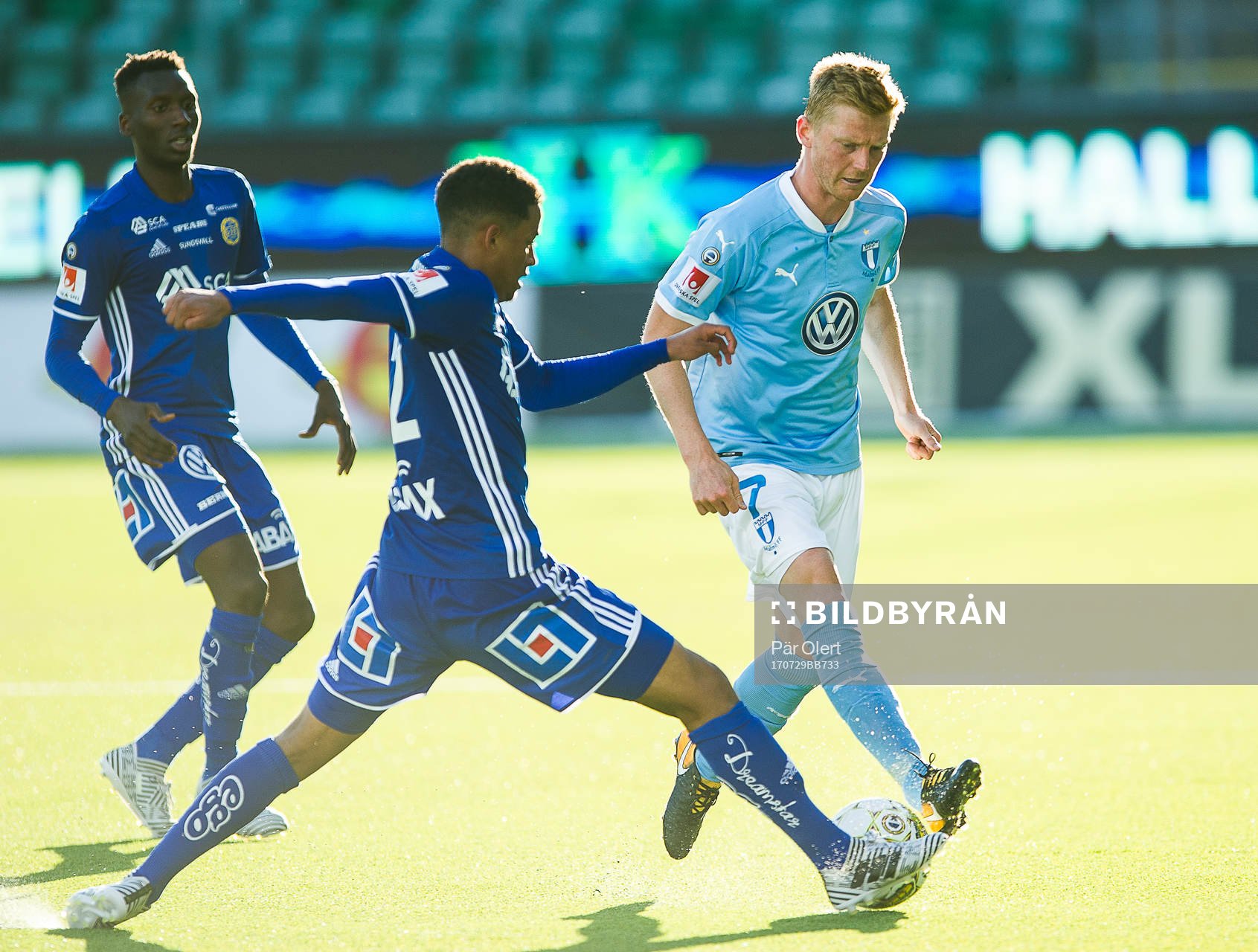 Malmö FFs Anders Christiansen i närkamp mot Sundsvalls Jonathan Morsay och Peter Wilson under fotbollsmatchen i Allsvenskan mellan GIF Sundsvall och Malmö FF den 29 Juli 2017 i Sundsvall.
