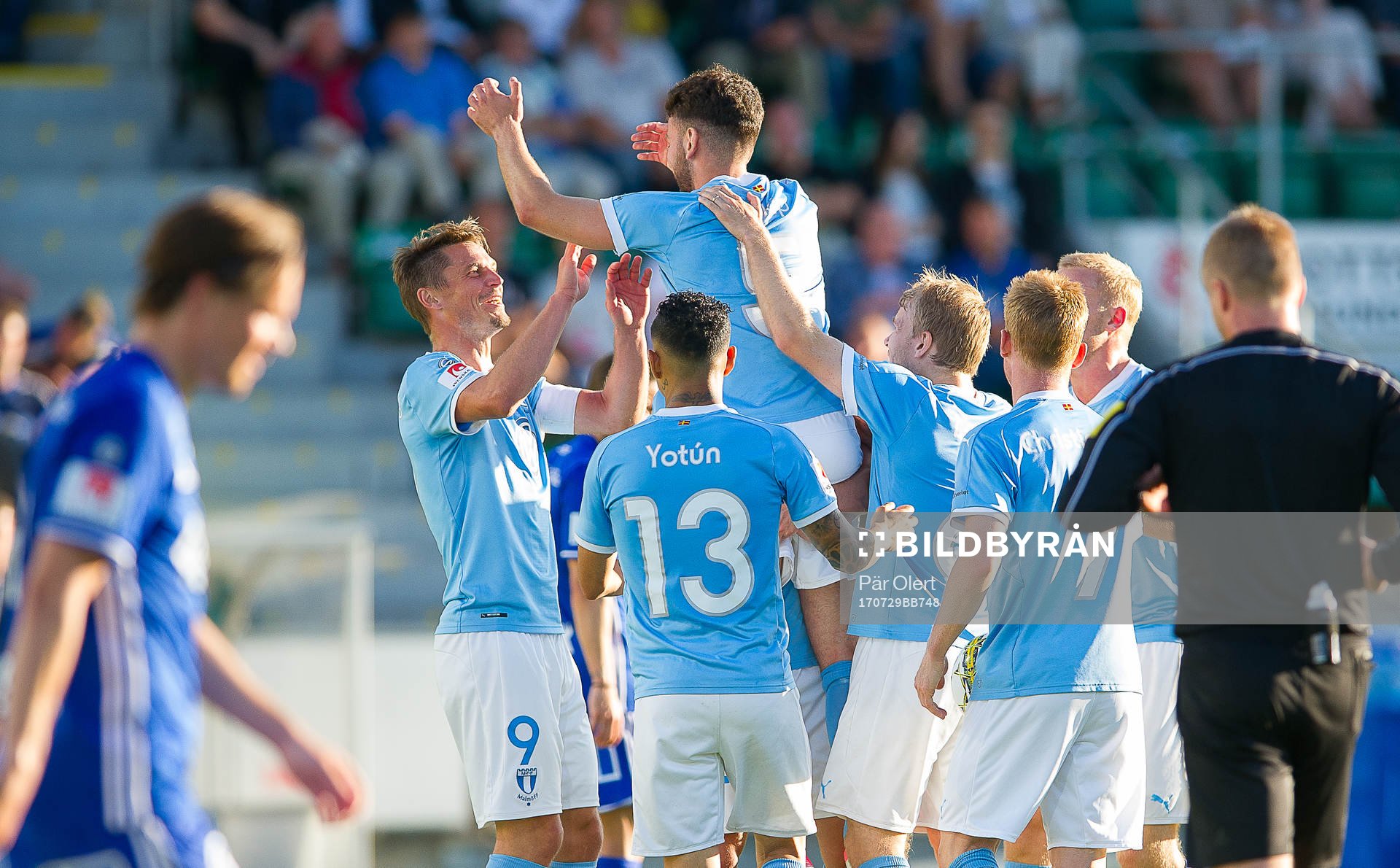 Malmö FFs Erdal Rakip och Markus Rosenberg jublar efter 1-0 målart under fotbollsmatchen i Allsvenskan mellan GIF Sundsvall och Malmö FF den 29 Juli 2017 i Sundsvall.