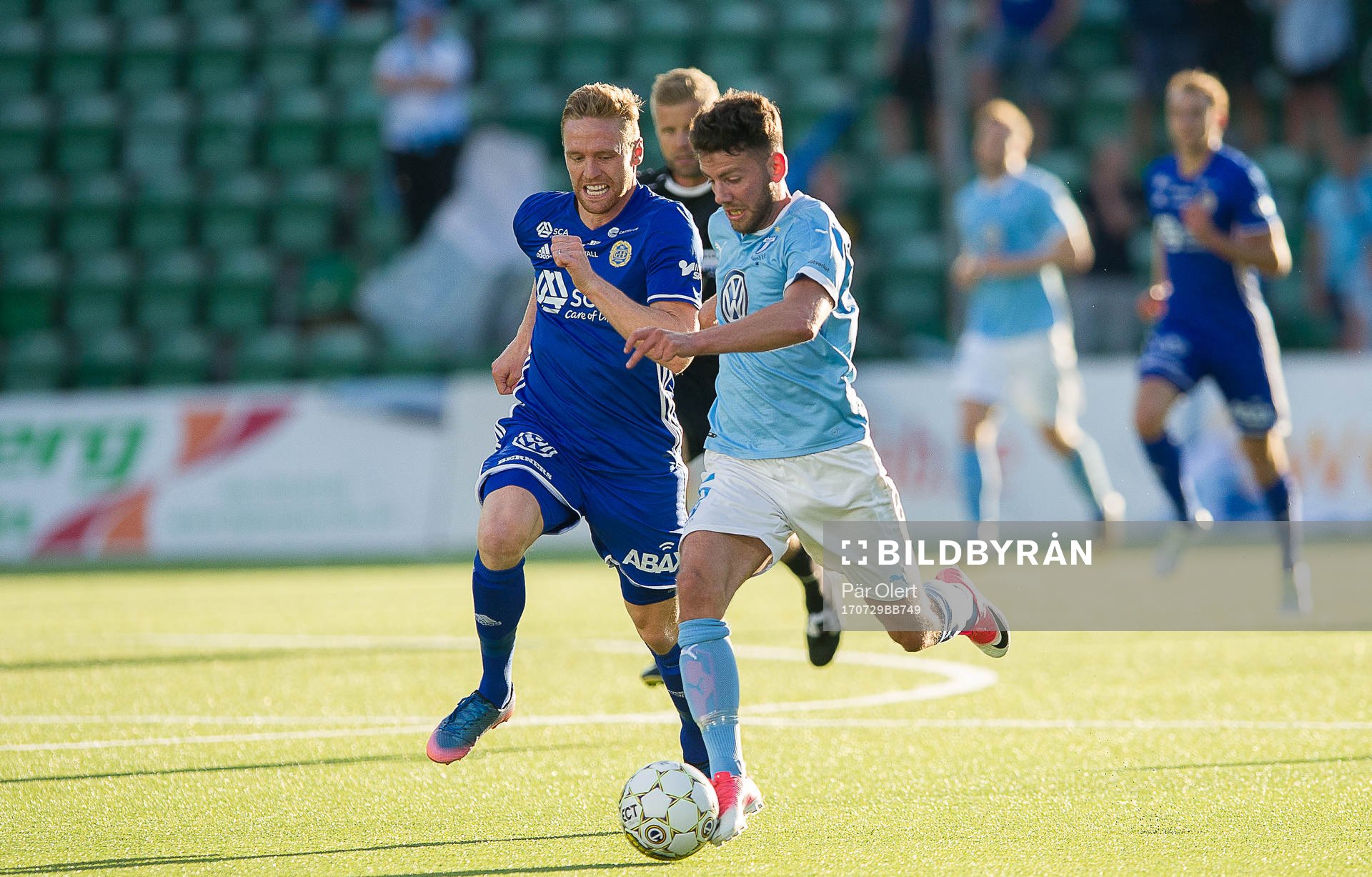 Malmö FFs Erdal Rakip jagas av Sundsvalls Eric Björkander