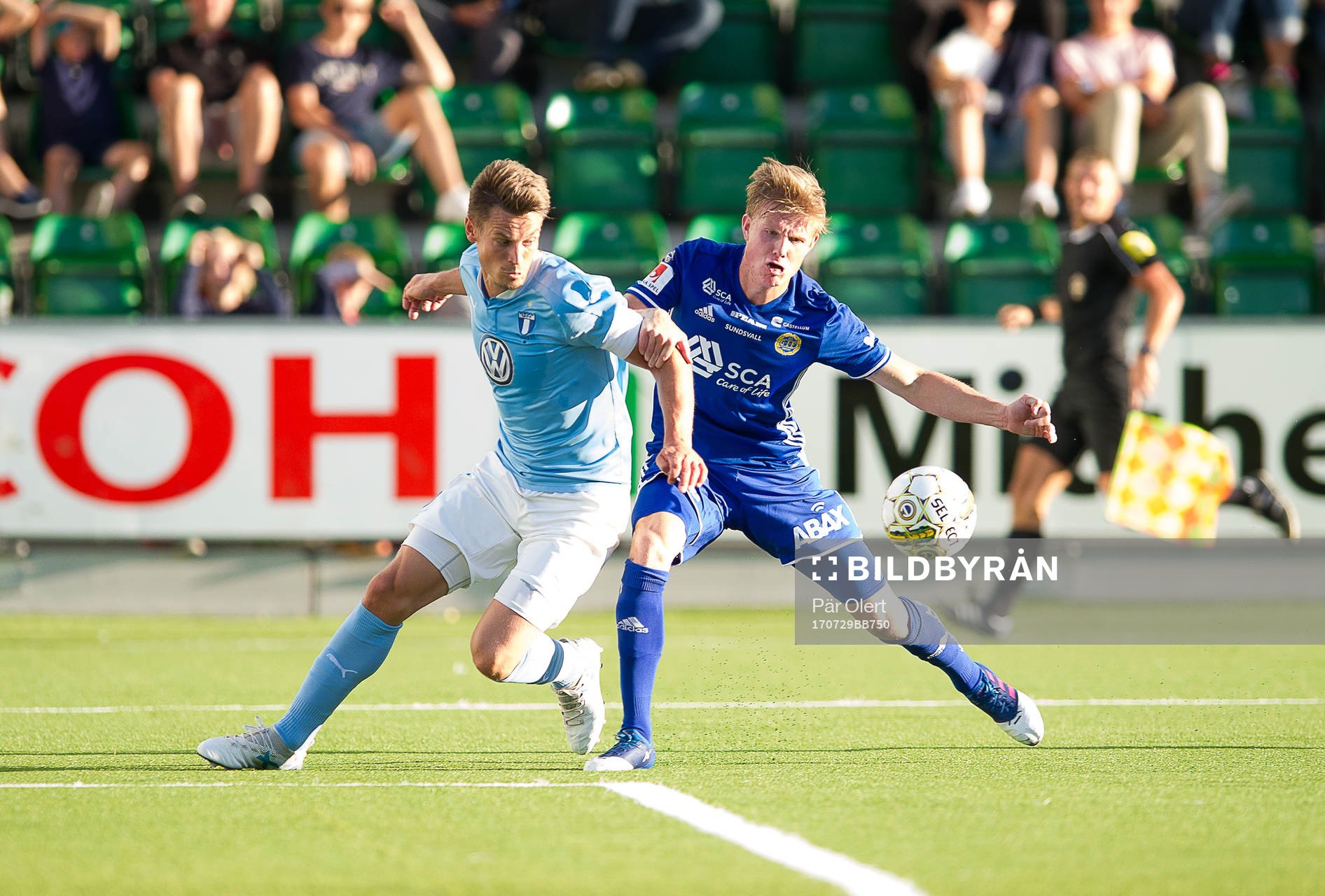 Malmö FFs Markus Rosenberg med målchans uppvaktas av