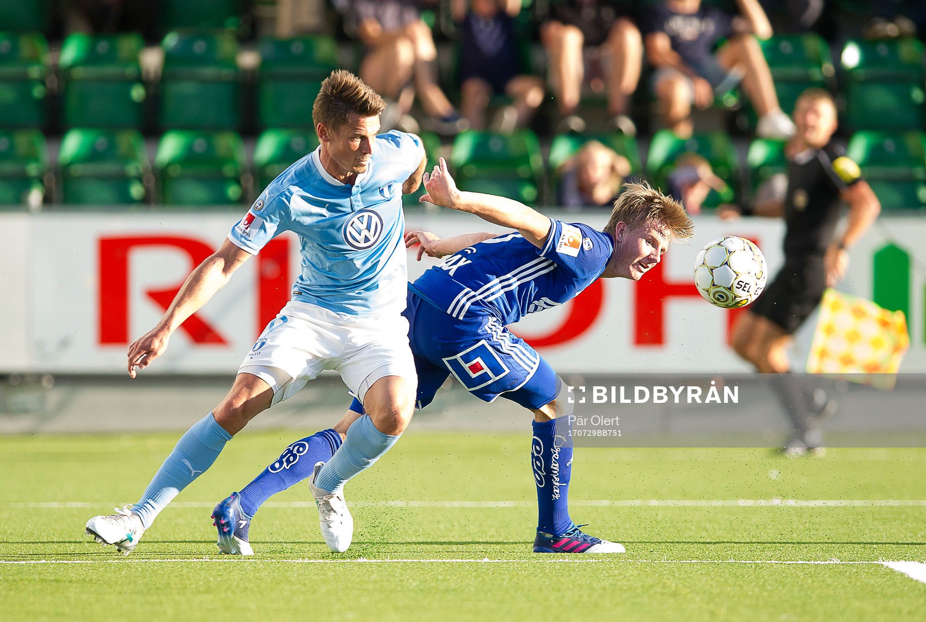 Malmö FFs Markus Rosenberg i kamp mot  Sundsvalls Eric