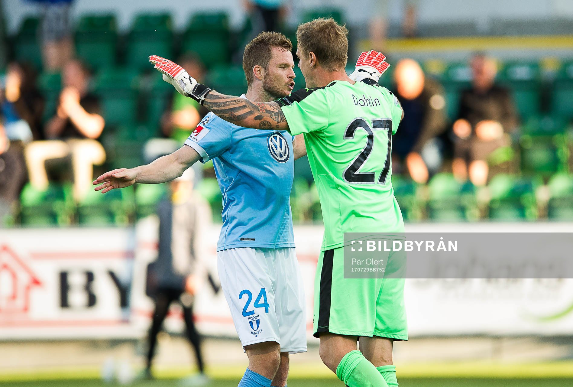 Malmö FFs Lasse Nielsen och målvakt Johan Dahlin jublar