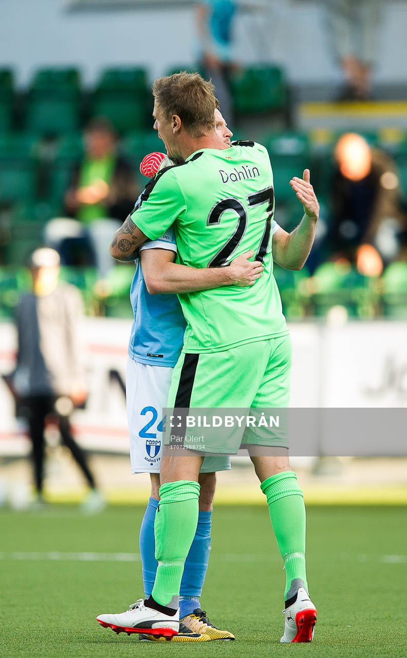 Malmö FFs Lasse Nielsen och målvakt Johan Dahlin jublar