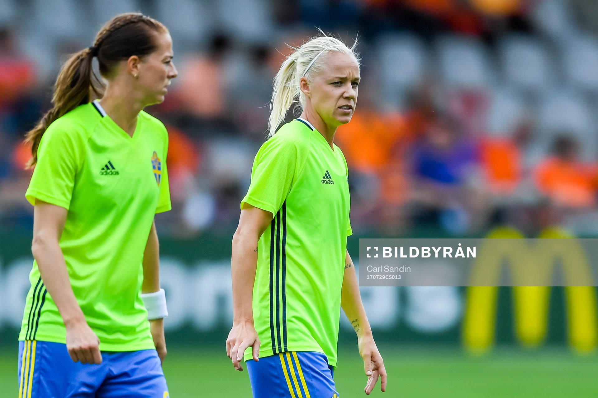 Sveriges  Lotta Schelin och Caroline Seger  före