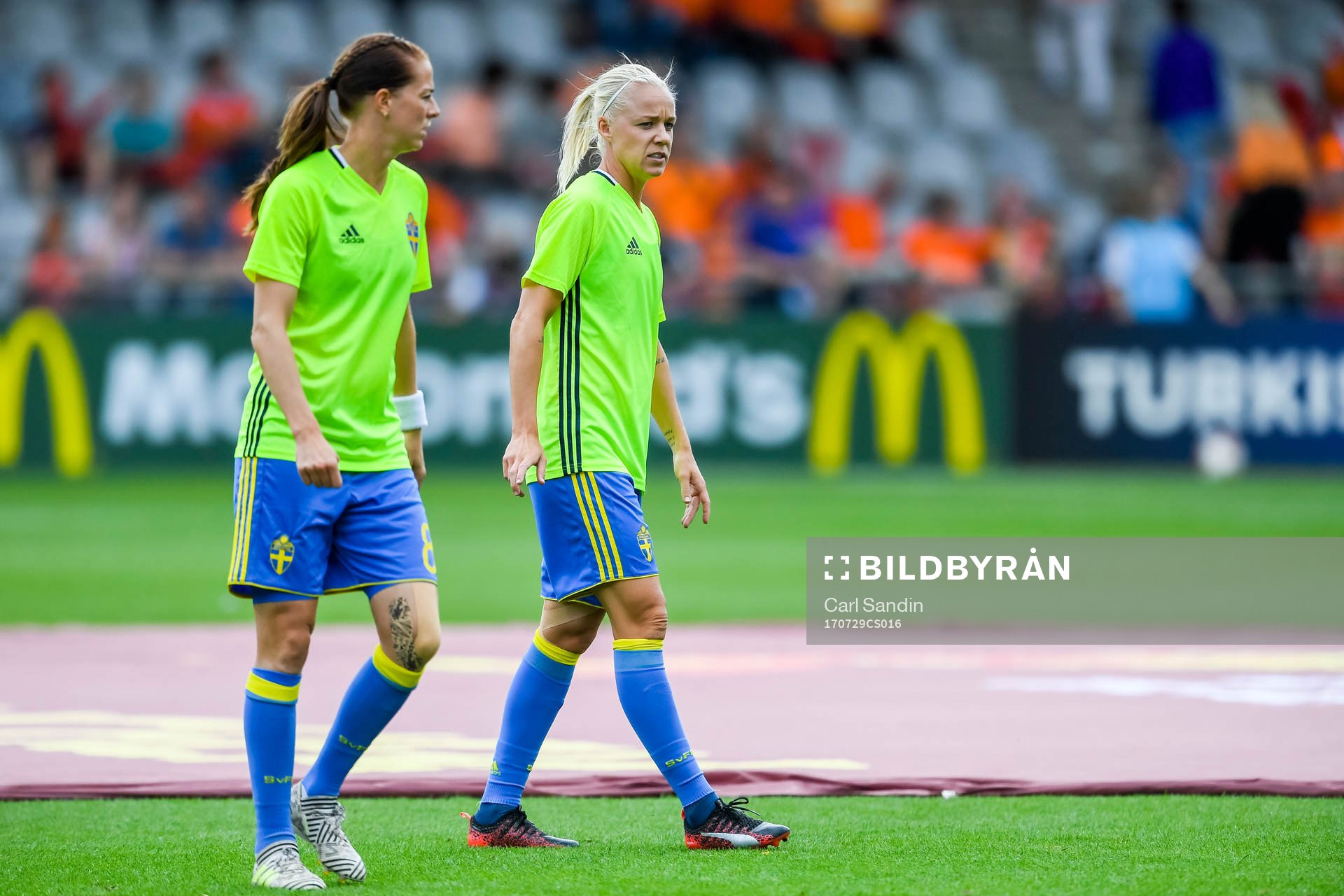 Sveriges  Lotta Schelin och Caroline Seger  före