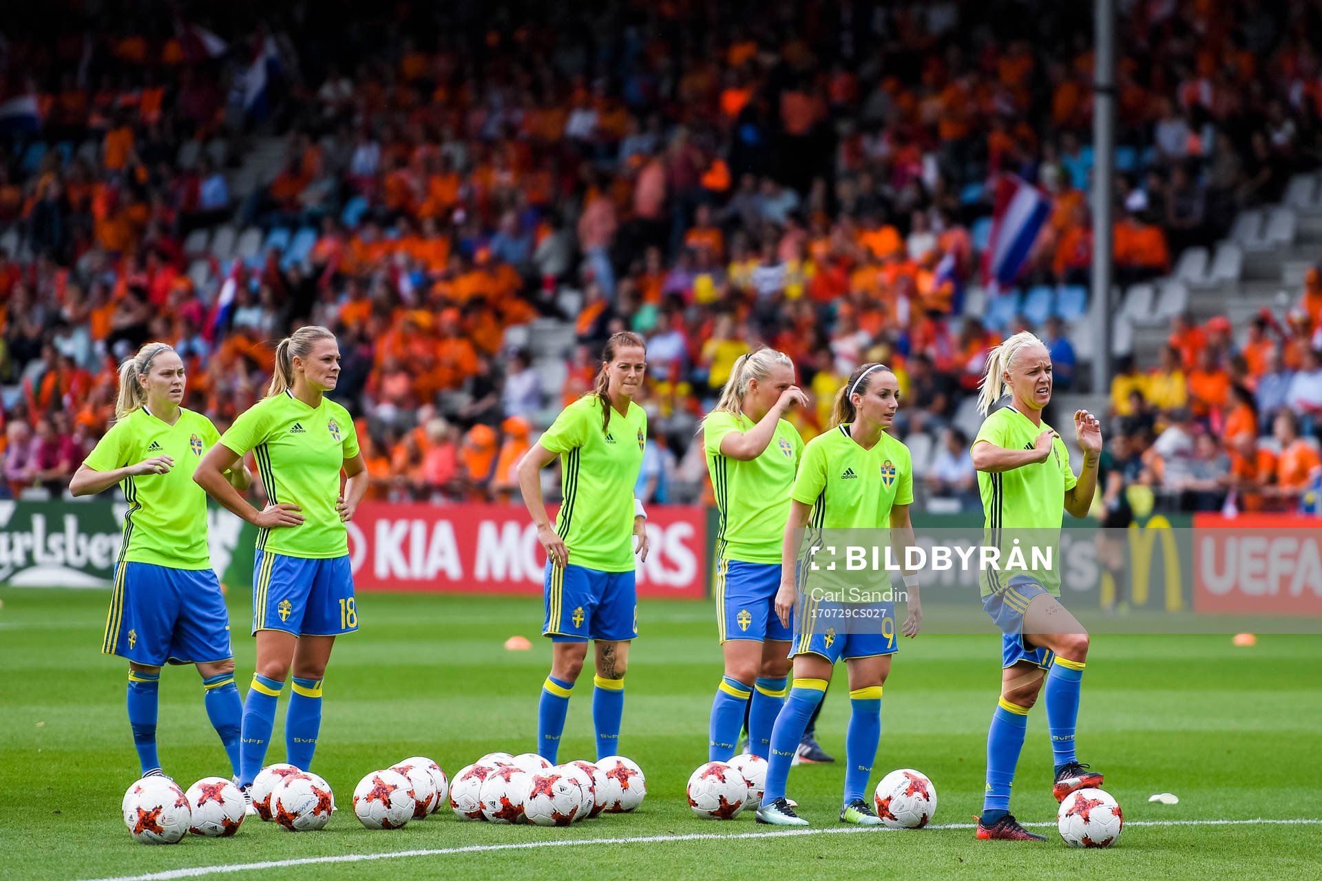 Sveriges spelare före  kvartsfinalen mellan Holland och