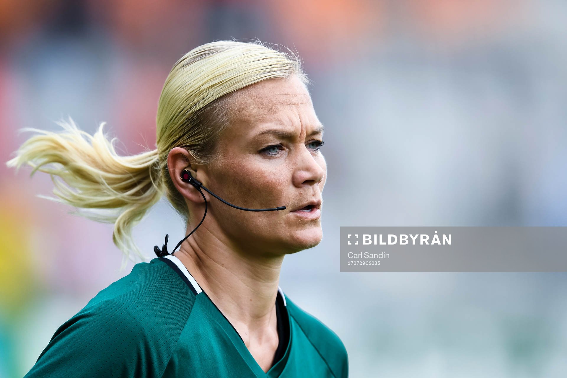 Domare Bibiana Steinhaus före kvartsfinalen mellan Holland