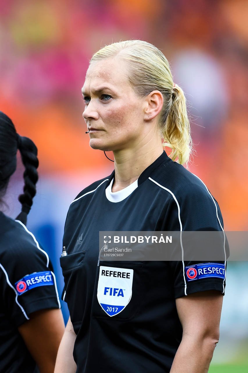 Domare Bibiana Steinhaus före kvartsfinalen mellan Holland