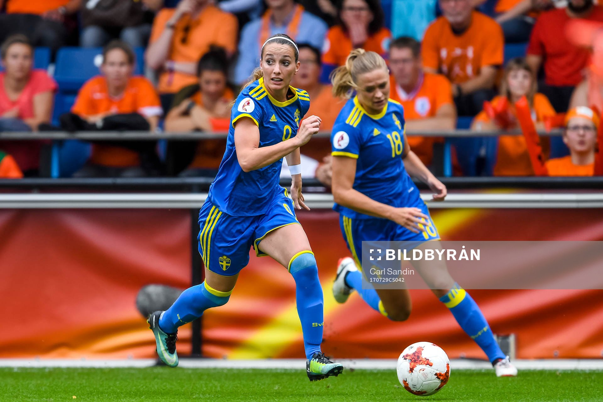 Sveriges Kosovare Asllani och Fridolina Rolfö i