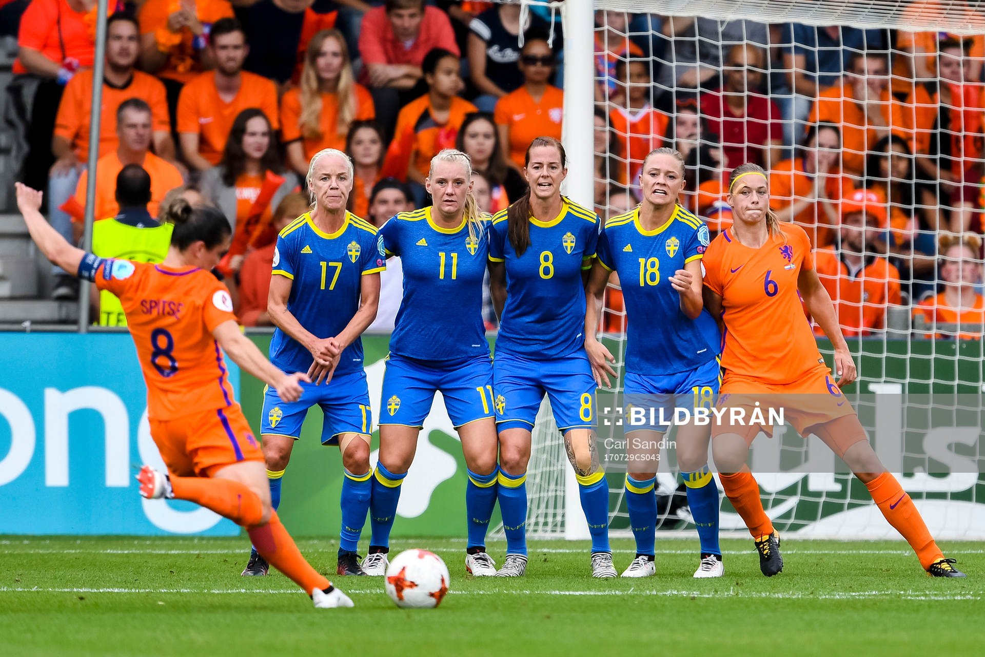 Hollands Sherida Spitse med frispark framför Sveriges Caroline Seger , Stina Blackstenius, Lotta Schelin, Fridolina Rolfö och Hollands Anouk Dekker i kvartsfinalen mellan Holland och Sverige under dag 14 av fotbolls-EM den 29 juli 2017 i Doetinchem.