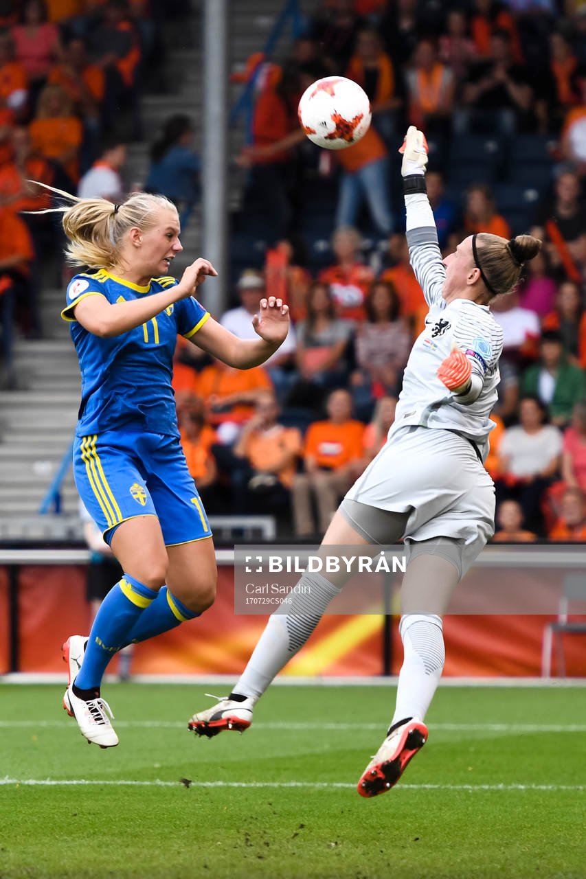 Sveriges Stina Blackstenius och Hollands målvakt Sari van Veenendaal i kvartsfinalen mellan Holland och Sverige under dag 14 av fotbolls-EM den 29 juli 2017 i Doetinchem.