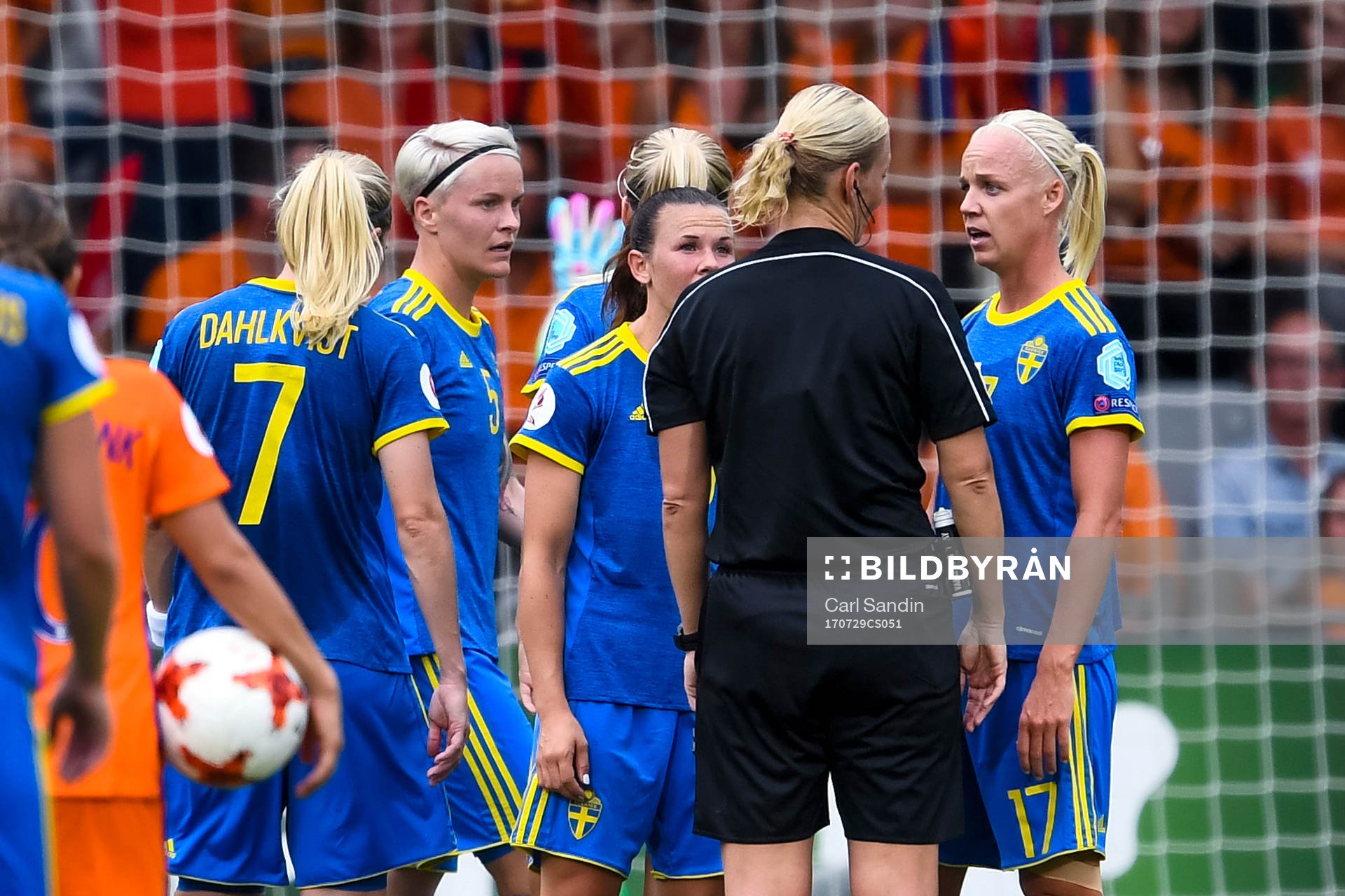 Sveriges Nilla Fischer , Jessica Samuelsson och Caroline Seger i samtal med domaren Bibiana Steinhaus i kvartsfinalen mellan Holland och Sverige under dag 14 av fotbolls-EM den 29 juli 2017 i Doetinchem.