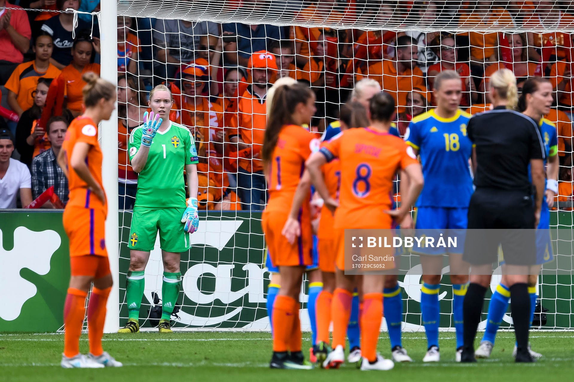 Sveriges målvakt Hedvig Lindahl förbereder muren