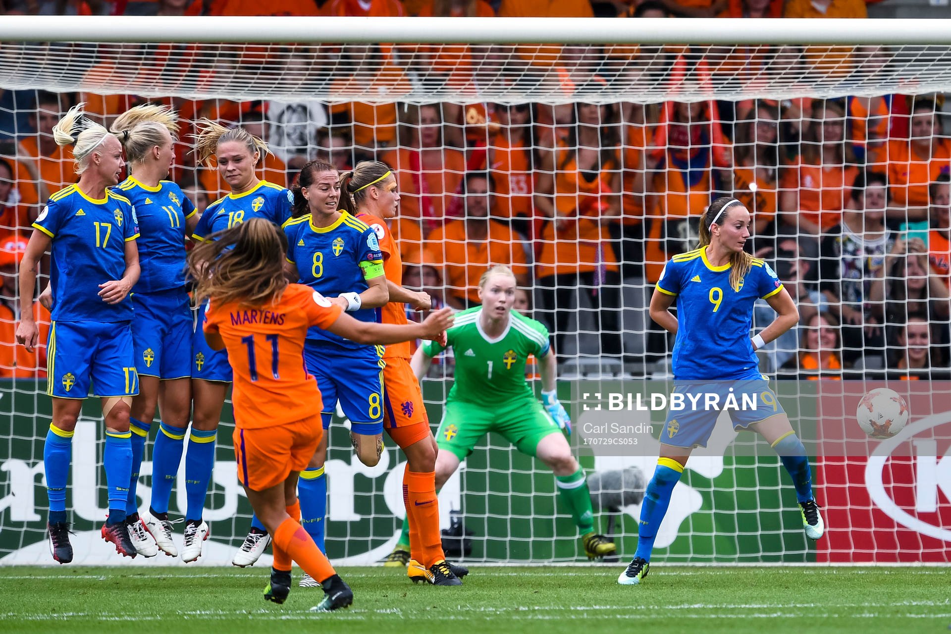 Hollands Lieke Martens gör 1-0 bakom Sveriges s/och