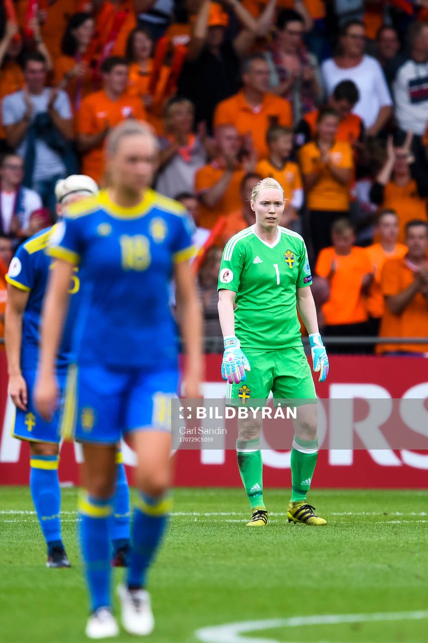 Sveriges målvakt Hedvig Lindahl  deppar