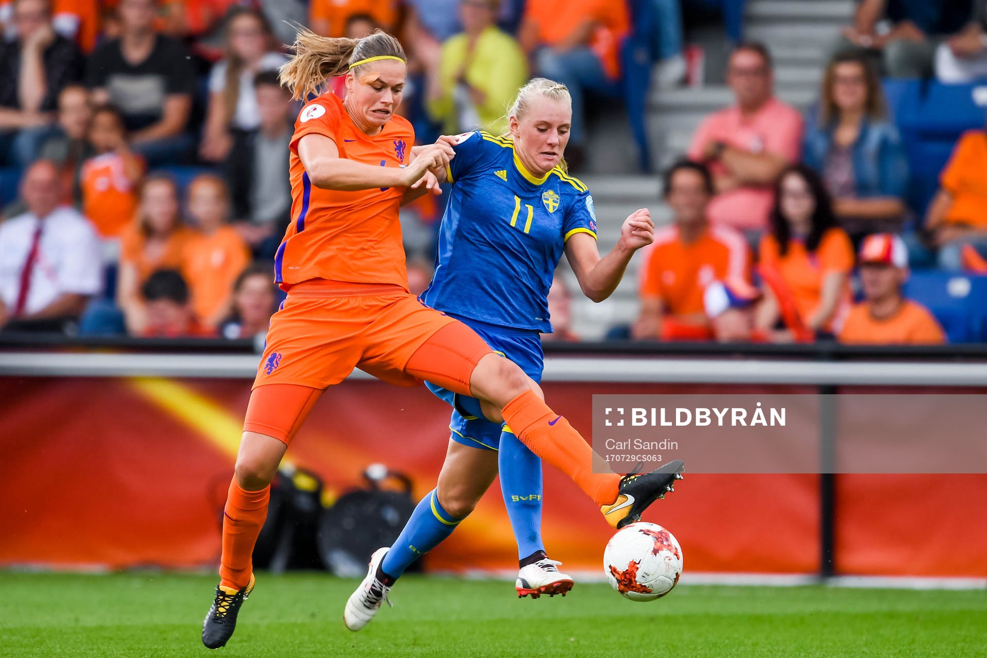 Hollands Anouk Dekker och Sveriges Stina Blackstenius  i kvartsfinalen mellan Holland och Sverige under dag 14 av fotbolls-EM den 29 juli 2017 i Doetinchem.
