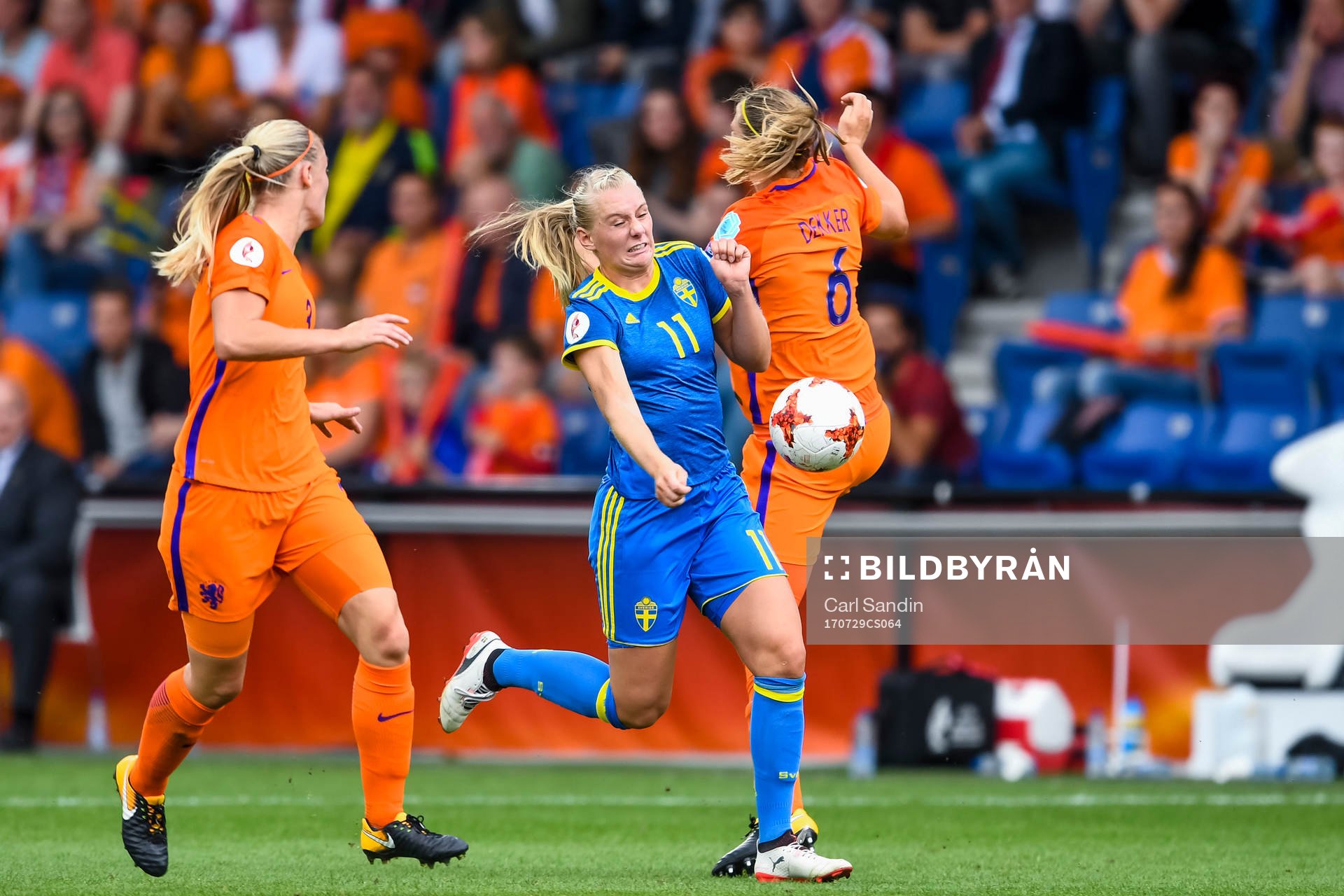 Sveriges Stina Blackstenius och Hollands Anouk Dekker i
