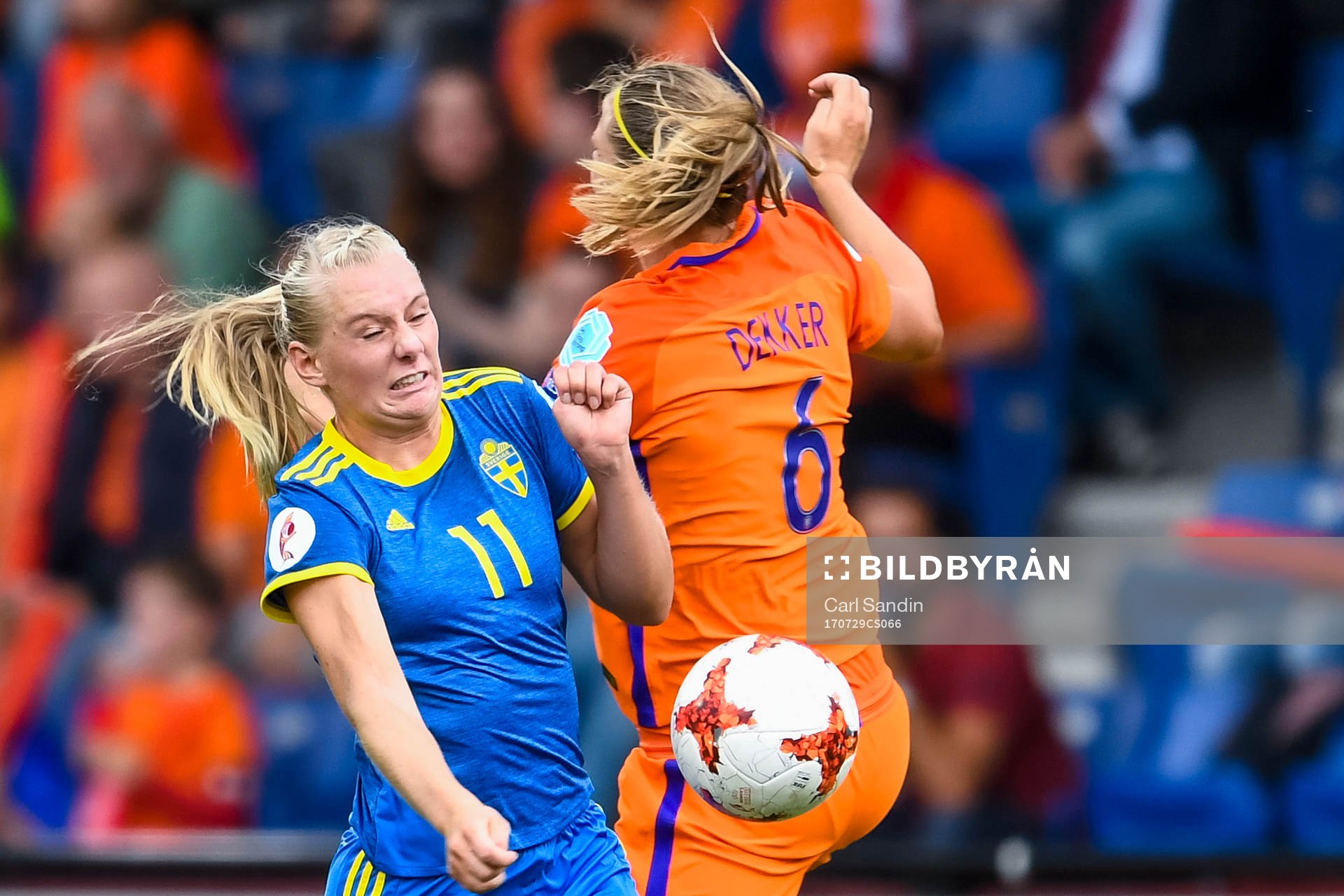 Sveriges Stina Blackstenius och Hollands Anouk Dekker i kvartsfinalen mellan Holland och Sverige under dag 14 av fotbolls-EM den 29 juli 2017 i Doetinchem.