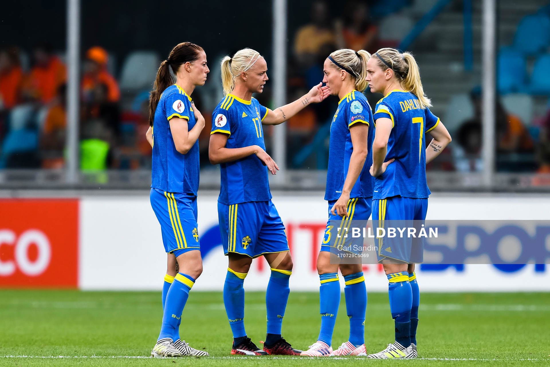 Sveriges Caroline Seger samtalar med Lotta Schelin , Linda