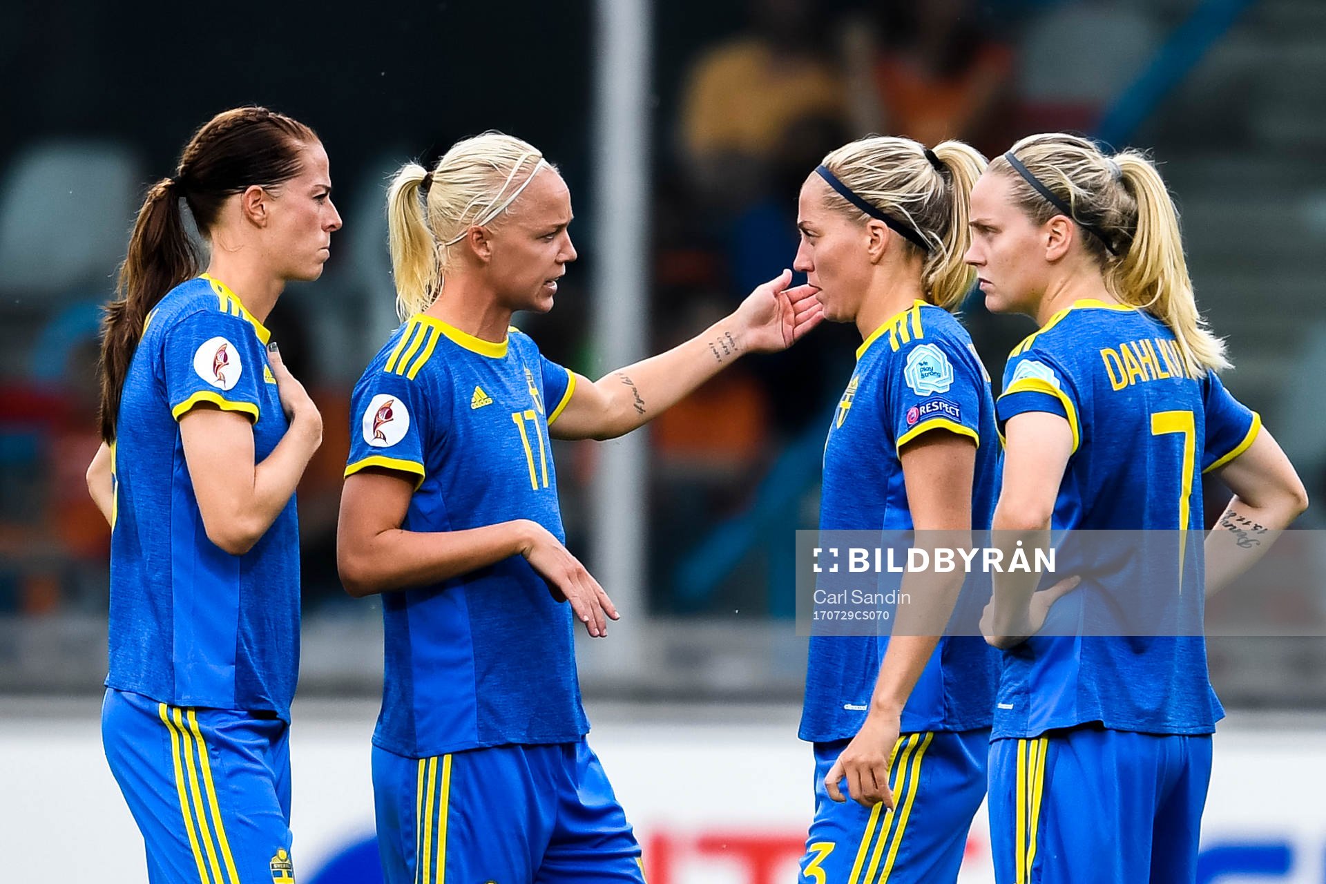 Sveriges Caroline Seger samtalar med Lotta Schelin , Linda Sembrant och Lisa Dahlkvist i kvartsfinalen mellan Holland och Sverige under dag 14 av fotbolls-EM den 29 juli 2017 i Doetinchem.