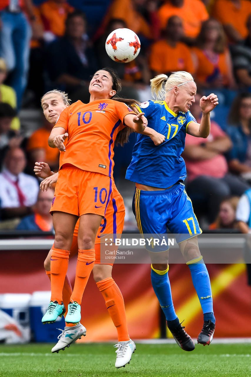 Hollands Vivianne Miedema och Danielle van de Donk i en