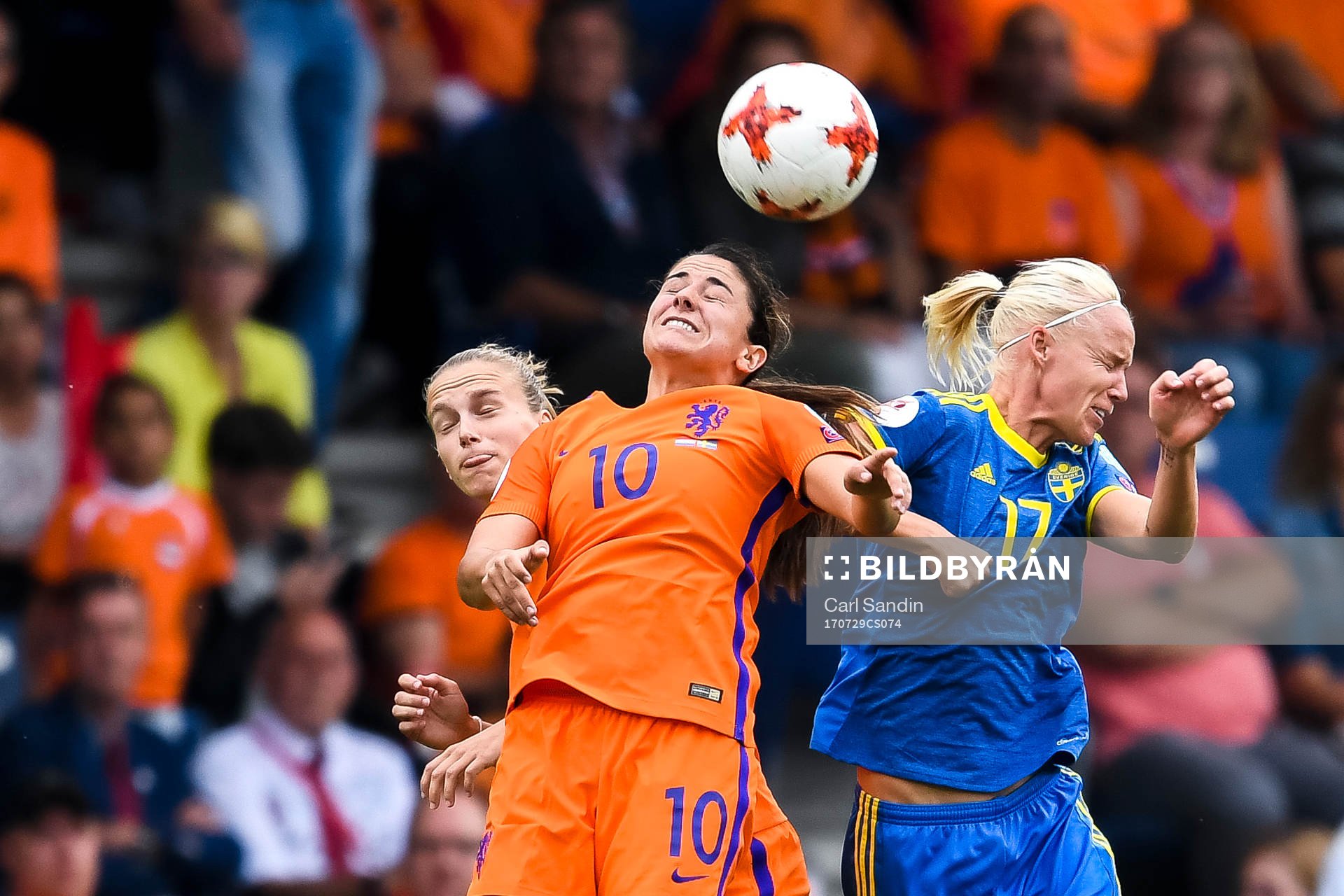 Hollands Vivianne Miedema och Danielle van de Donk i en