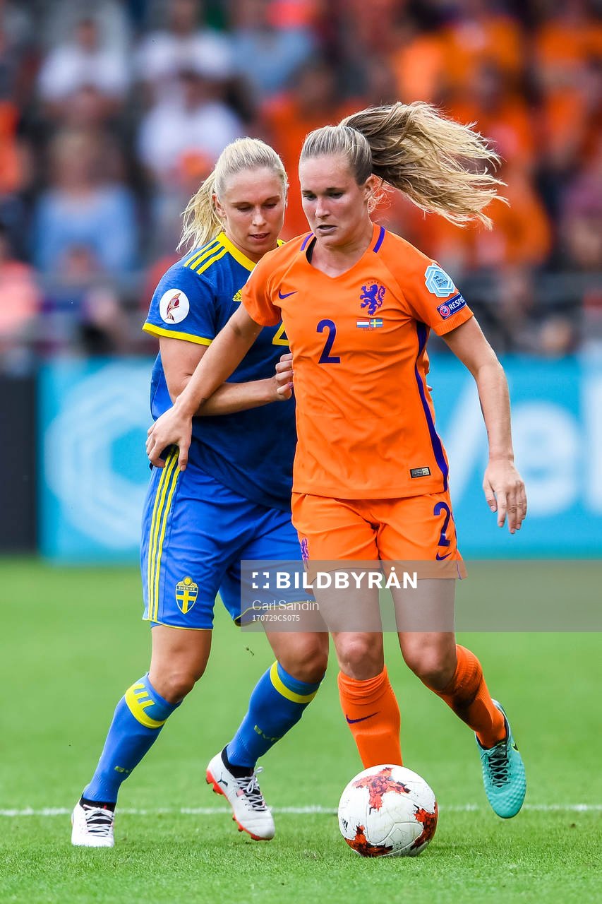 Sveriges Jonna Andersson och Hollands Desiree van Lunteren i kvartsfinalen mellan Holland och Sverige under dag 14 av fotbolls-EM den 29 juli 2017 i Doetinchem.
