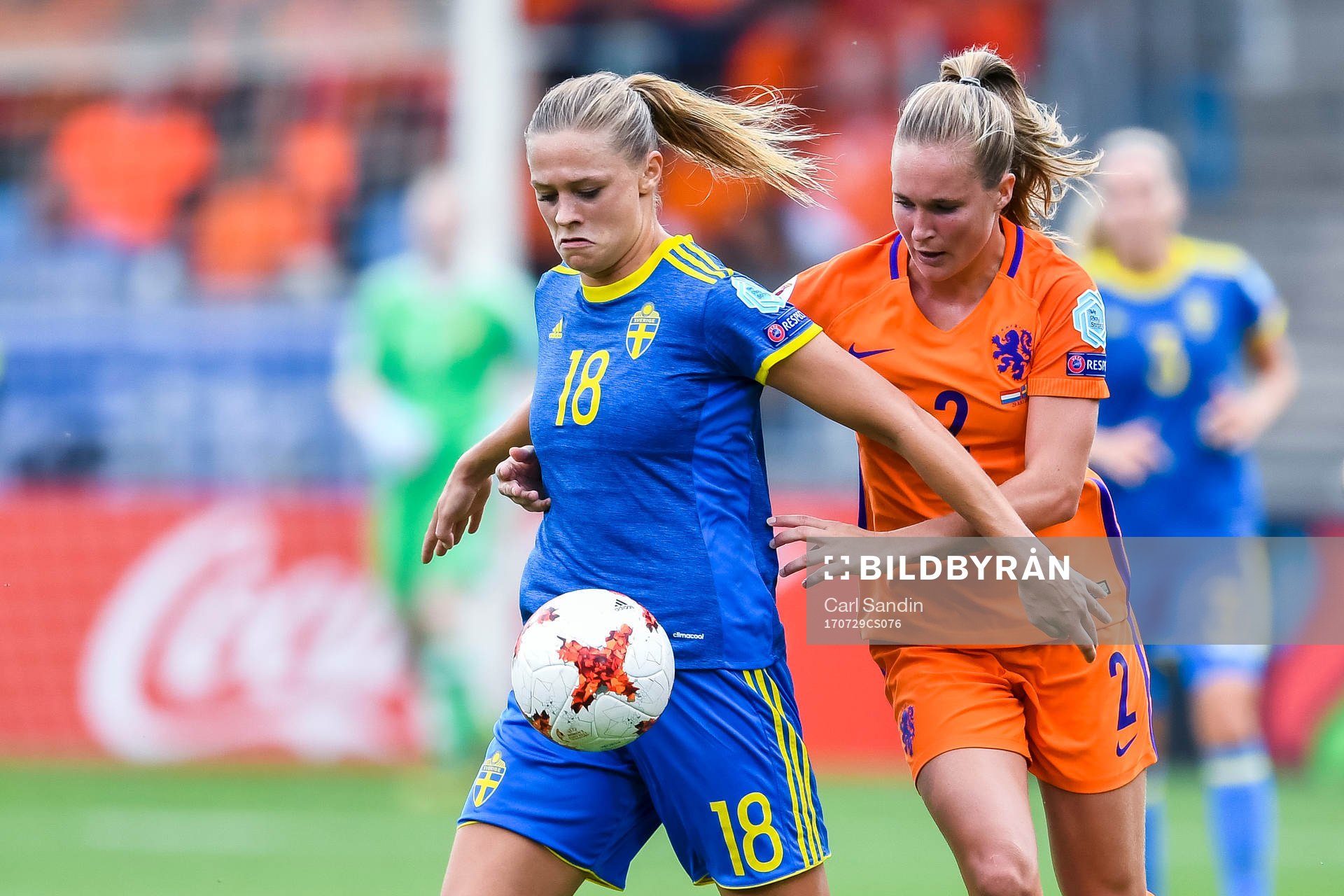 Sveriges Fridolina Rolfö och Hollands Desiree van Lunteren i kvartsfinalen mellan Holland och Sverige under dag 14 av fotbolls-EM den 29 juli 2017 i Doetinchem.