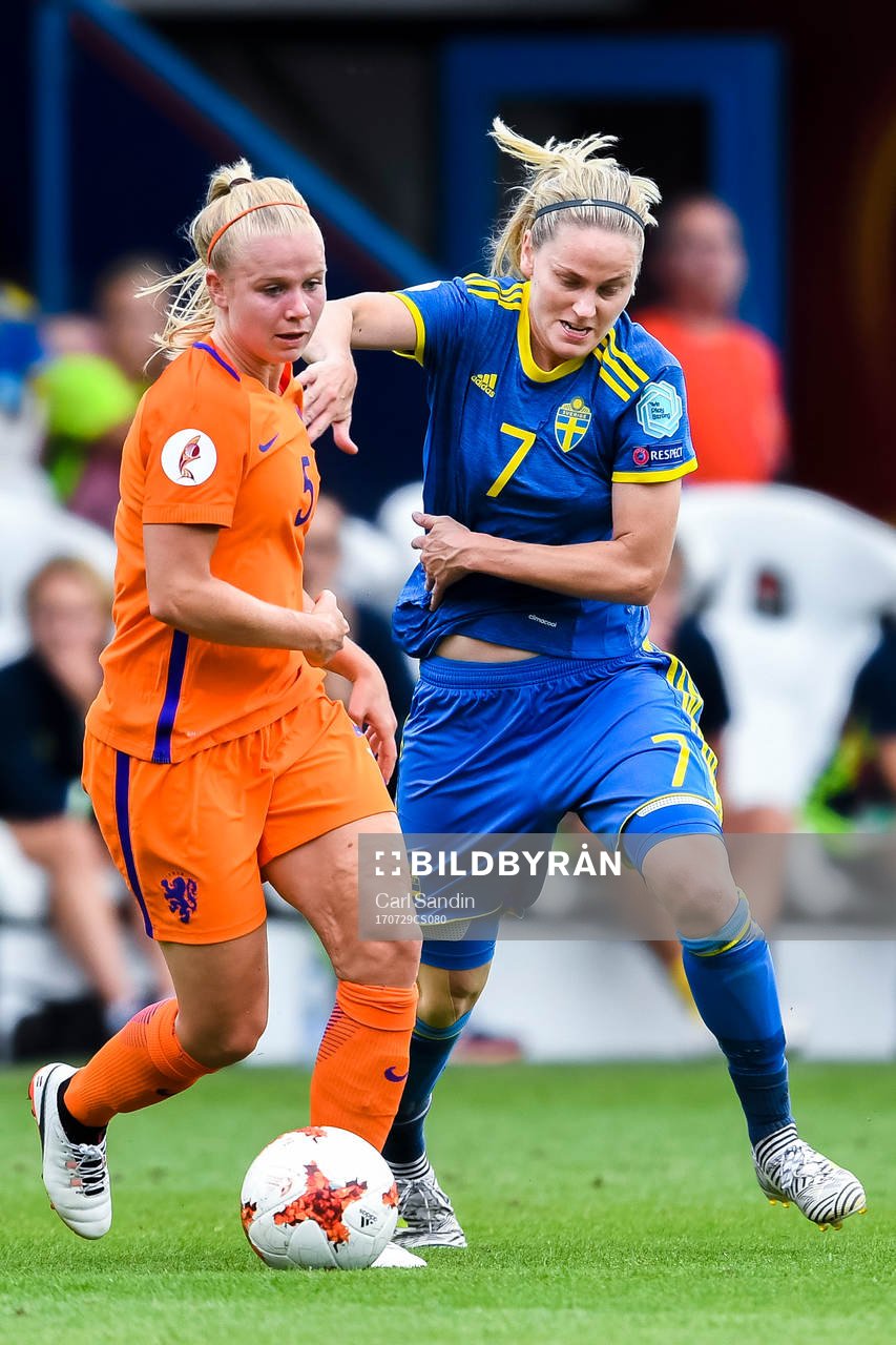 Hollands Kika van Es och Sveriges Lisa Dahlkvist i