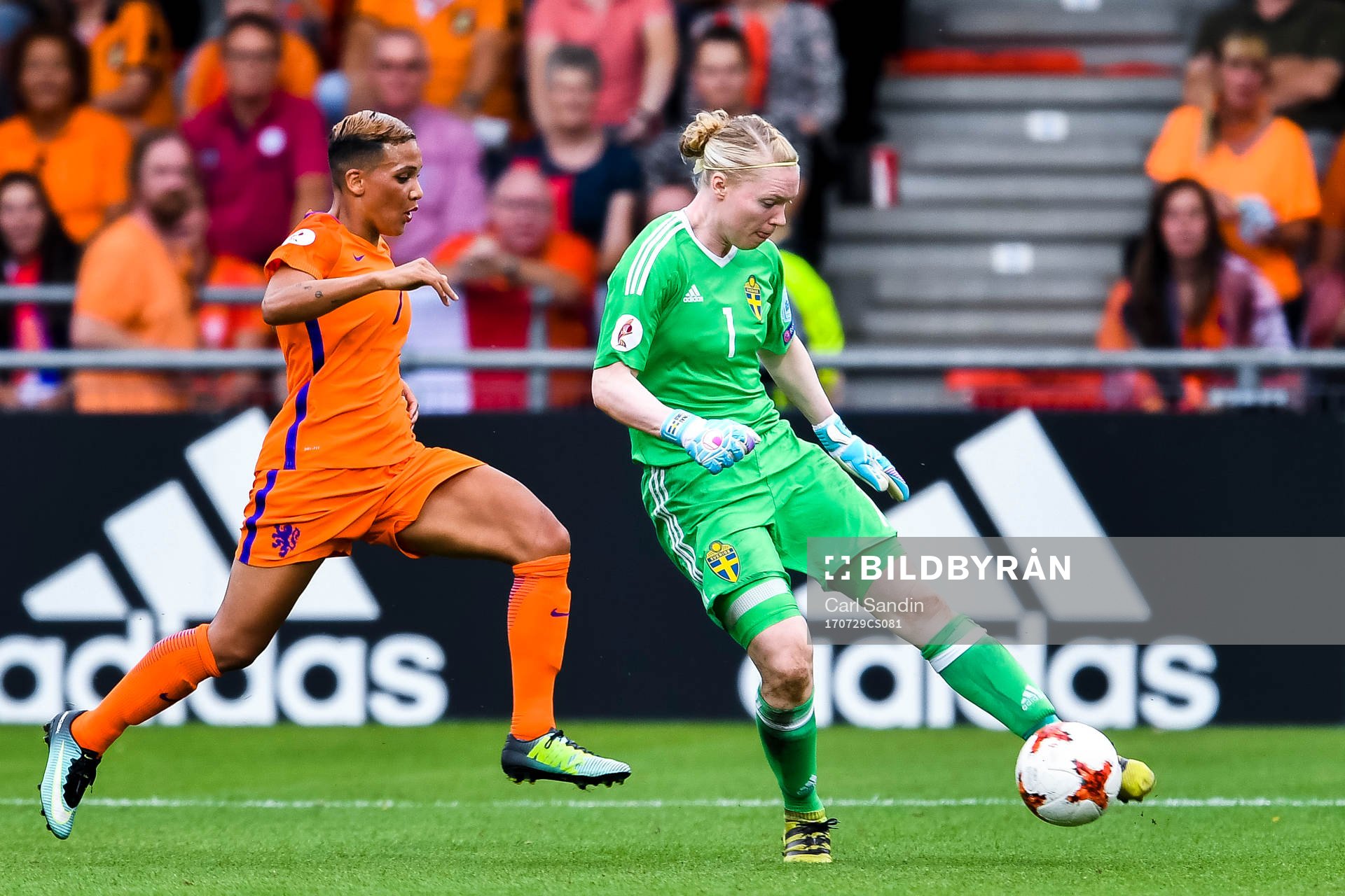 Hollands Shanice van de Sanden och Sveriges målvakt Hedvig