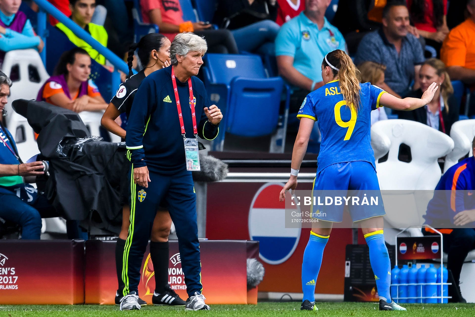 Sveriges förbundskapten Pia Sundhage samtalar med Sveriges