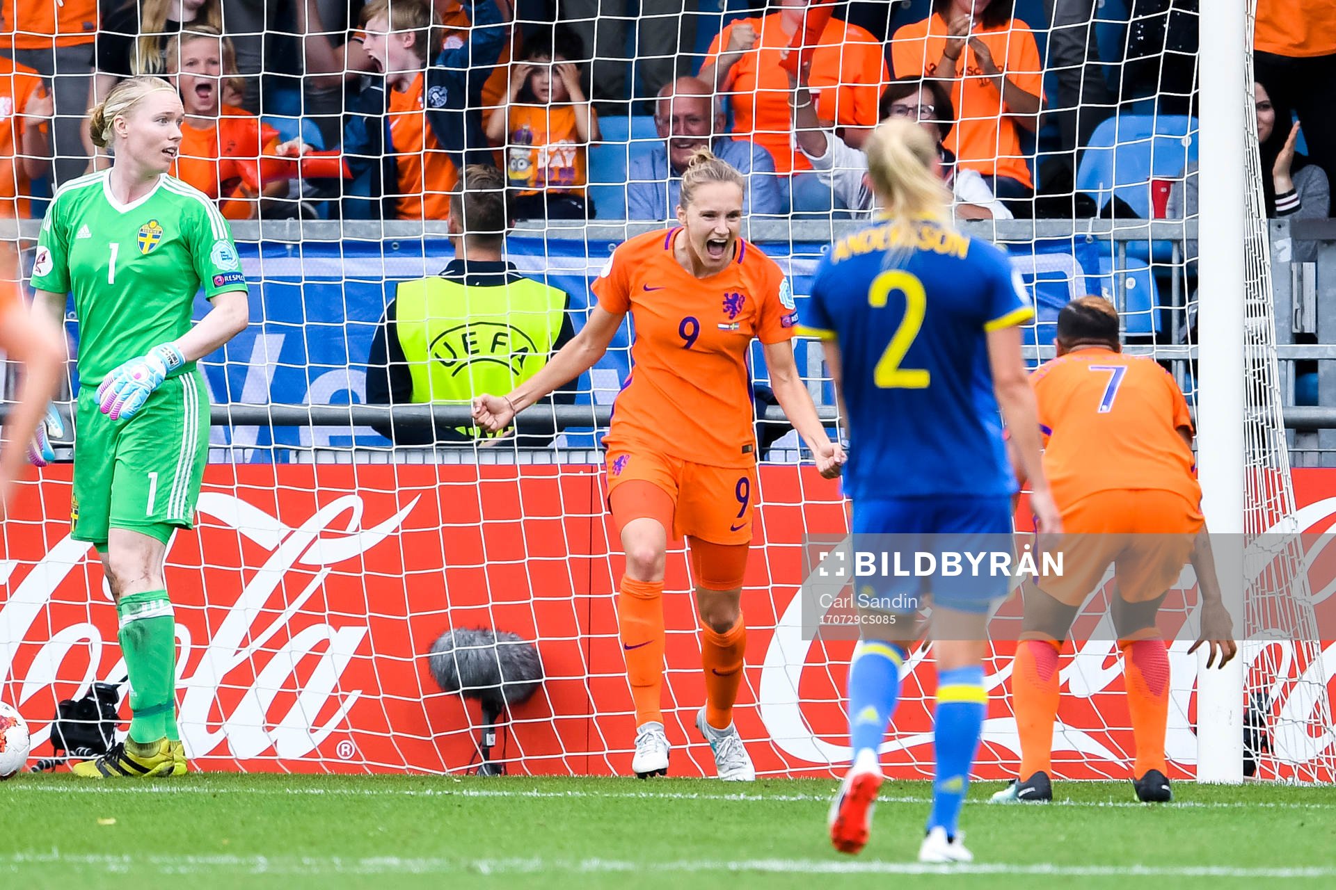 Hollands Vivianne Miedema och Dzenis Kozica jublar