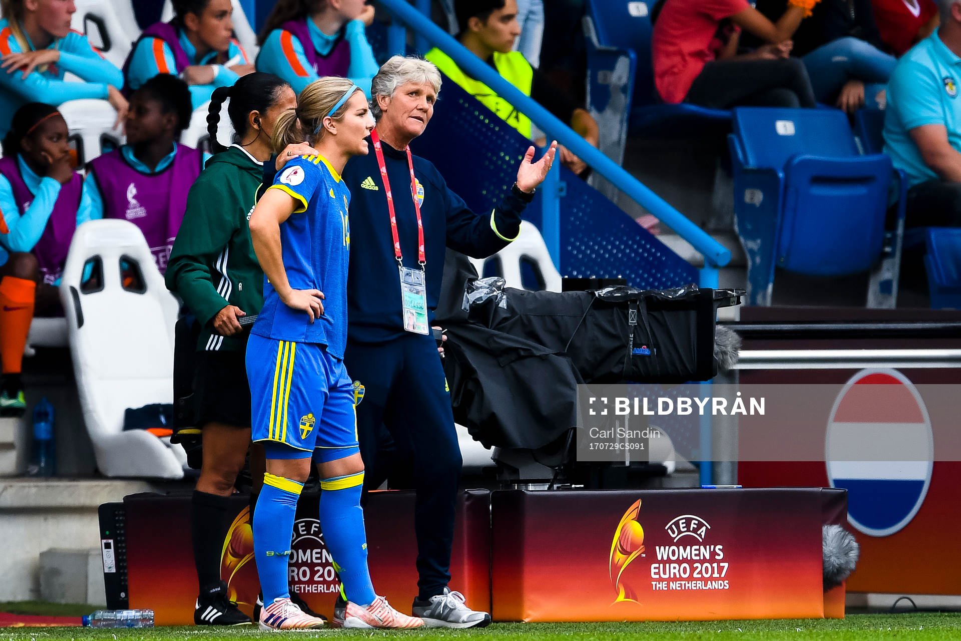 Sveriges förbundskapten Pia Sundhage förbereder Hanna Folkesson för byte i kvartsfinalen mellan Holland och Sverige under dag 14 av fotbolls-EM den 29 juli 2017 i Doetinchem.