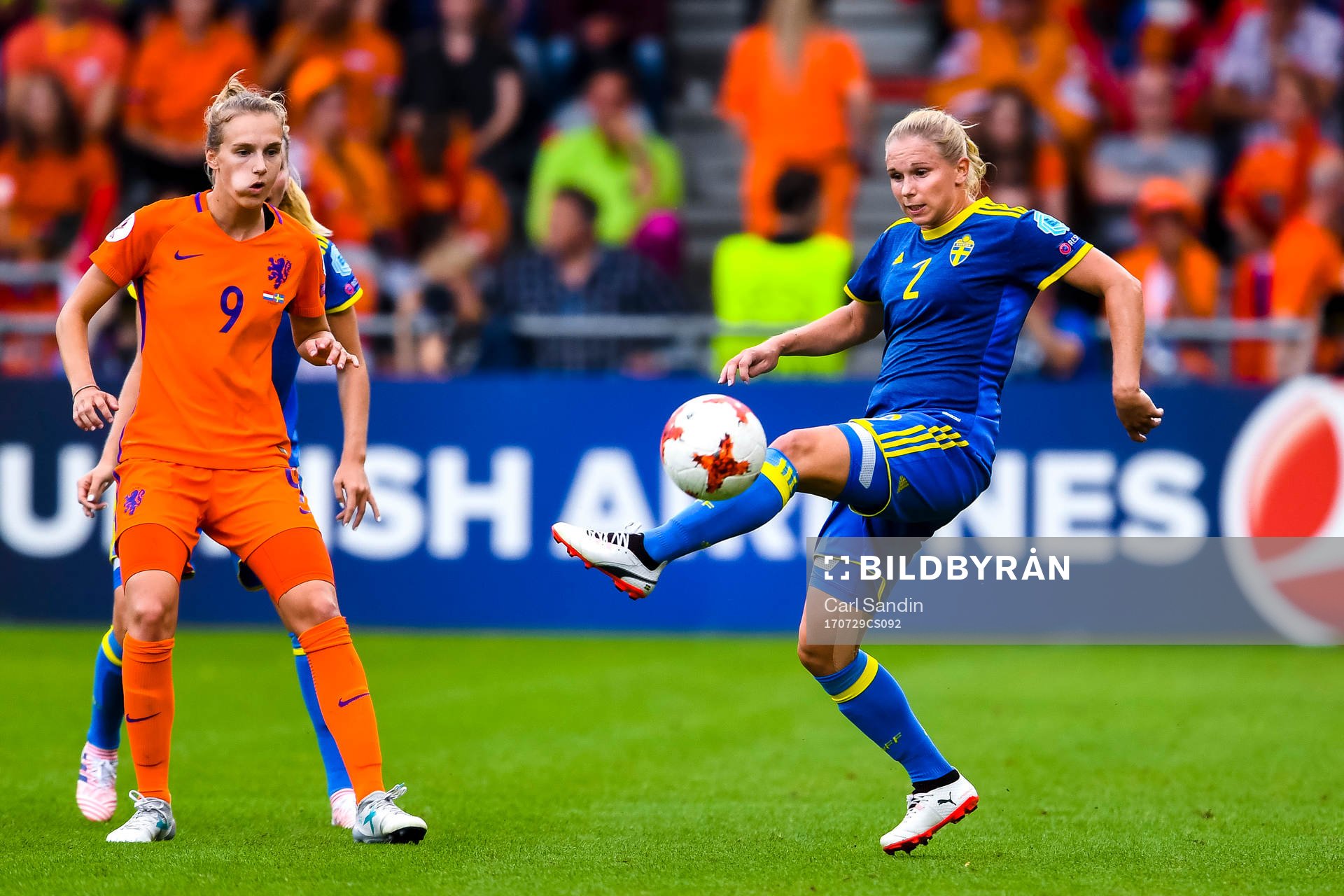 SHollands Vivianne Miedema och Sveriges Jonna Andersson  i