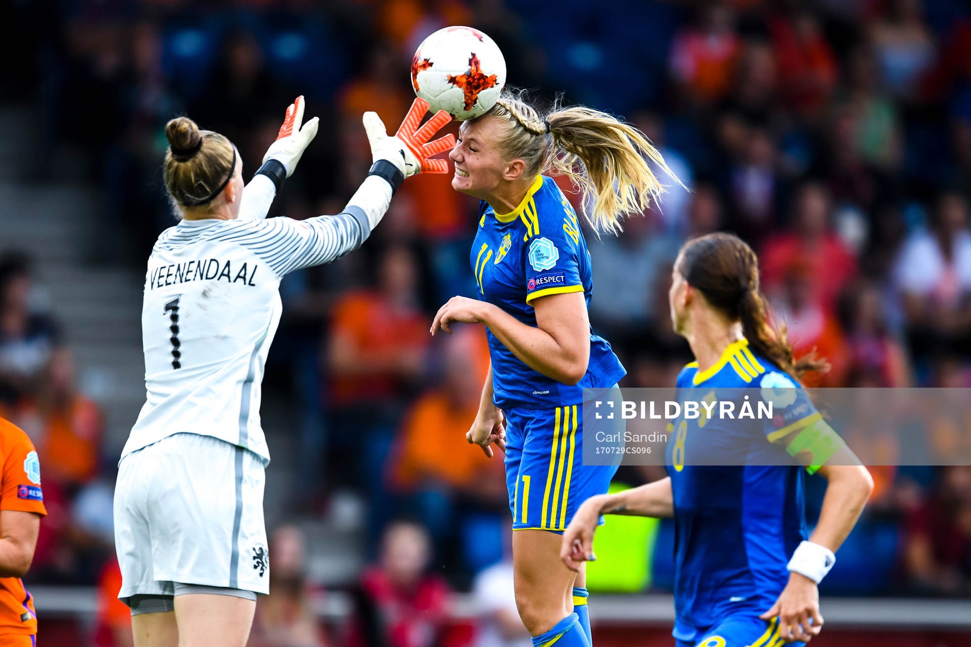 Sveriges Stina Blackstenius och Lotta Schelin med målchans på Hollands målvakt Sari van Veenendaal i kvartsfinalen mellan Holland och Sverige under dag 14 av fotbolls-EM den 29 juli 2017 i Doetinchem.