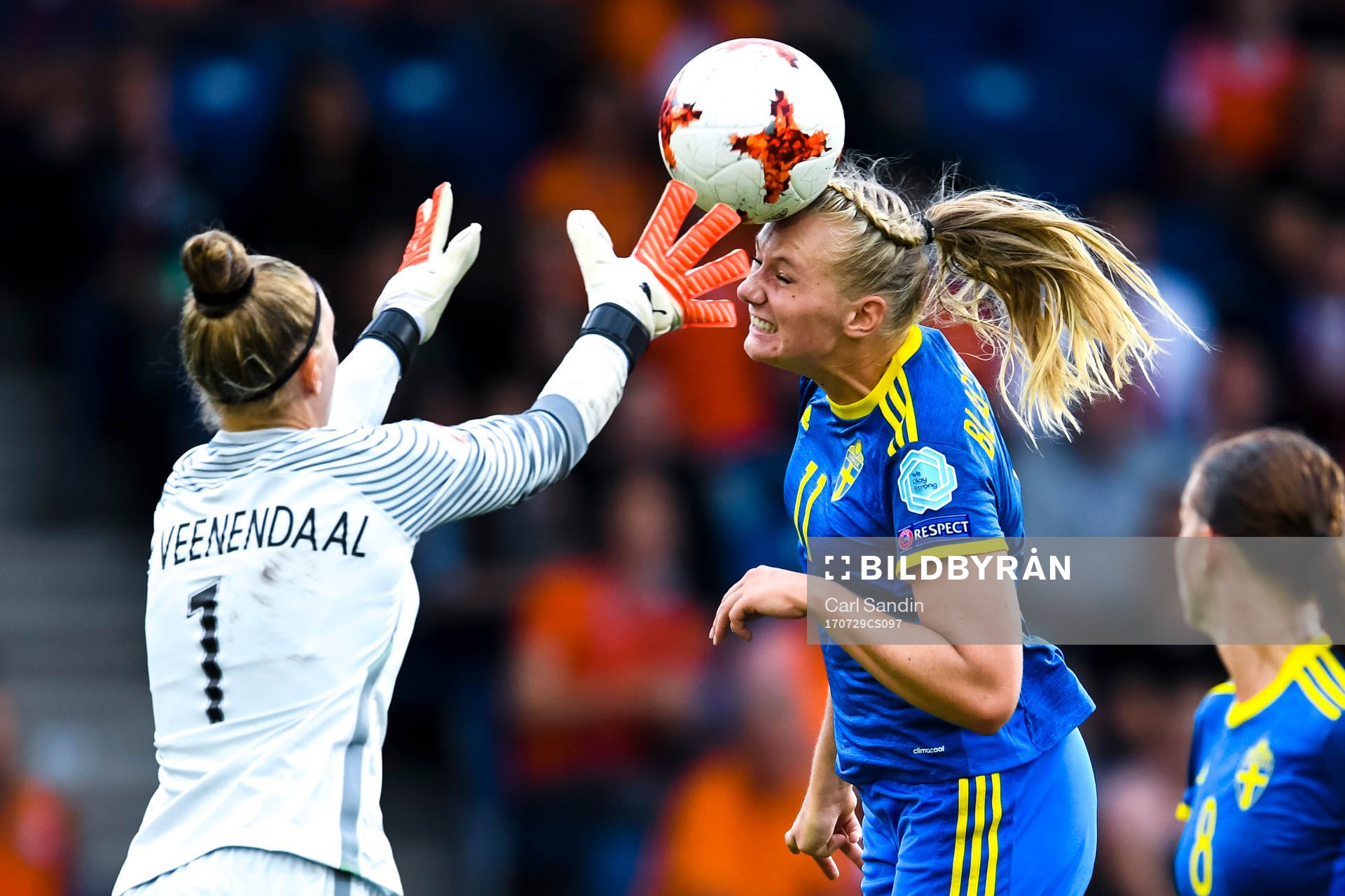 Sveriges Stina Blackstenius och Lotta Schelin med målchans på Hollands målvakt Sari van Veenendaal i kvartsfinalen mellan Holland och Sverige under dag 14 av fotbolls-EM den 29 juli 2017 i Doetinchem.