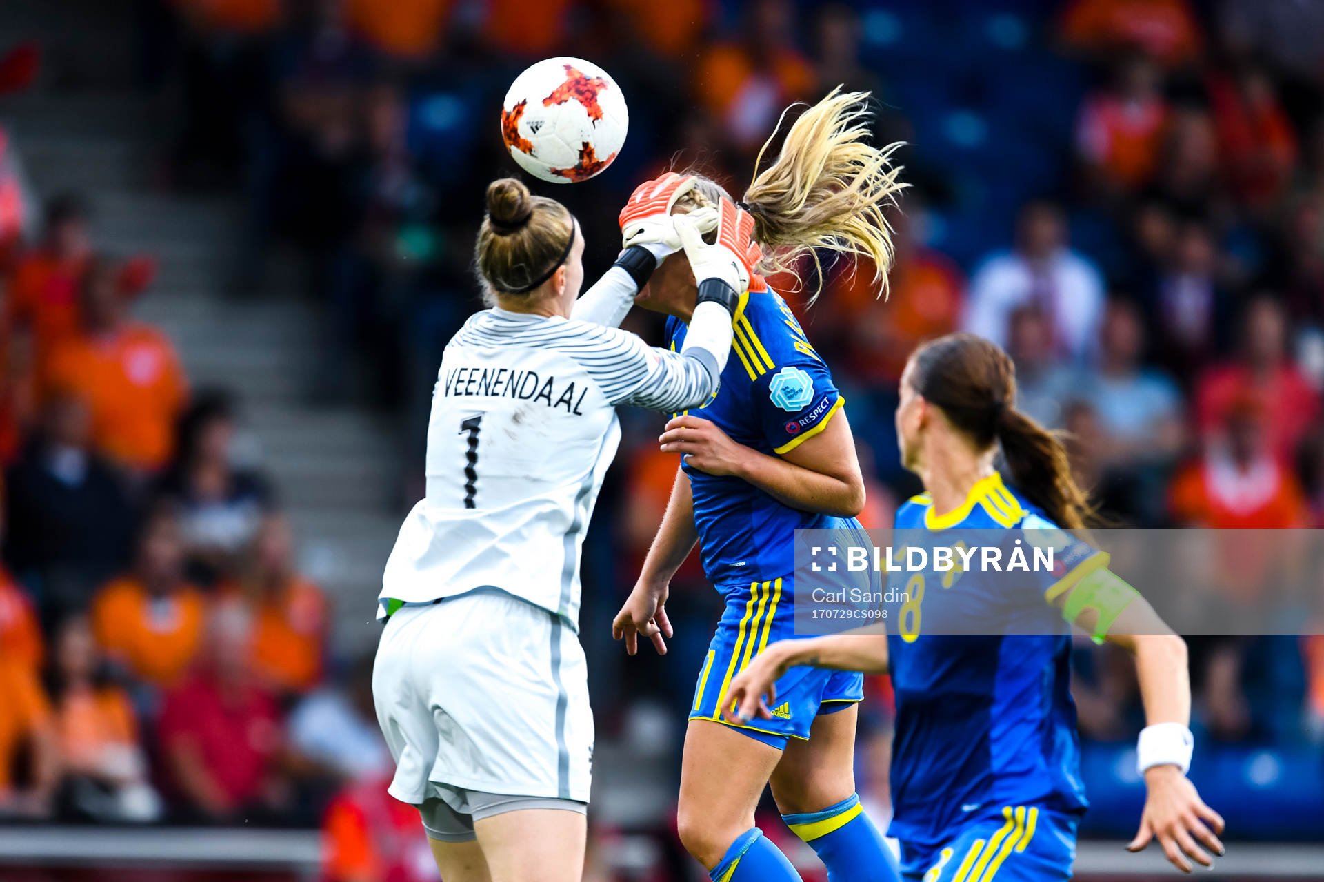 Sveriges Stina Blackstenius och Lotta Schelin med målchans på Hollands målvakt Sari van Veenendaal i kvartsfinalen mellan Holland och Sverige under dag 14 av fotbolls-EM den 29 juli 2017 i Doetinchem.