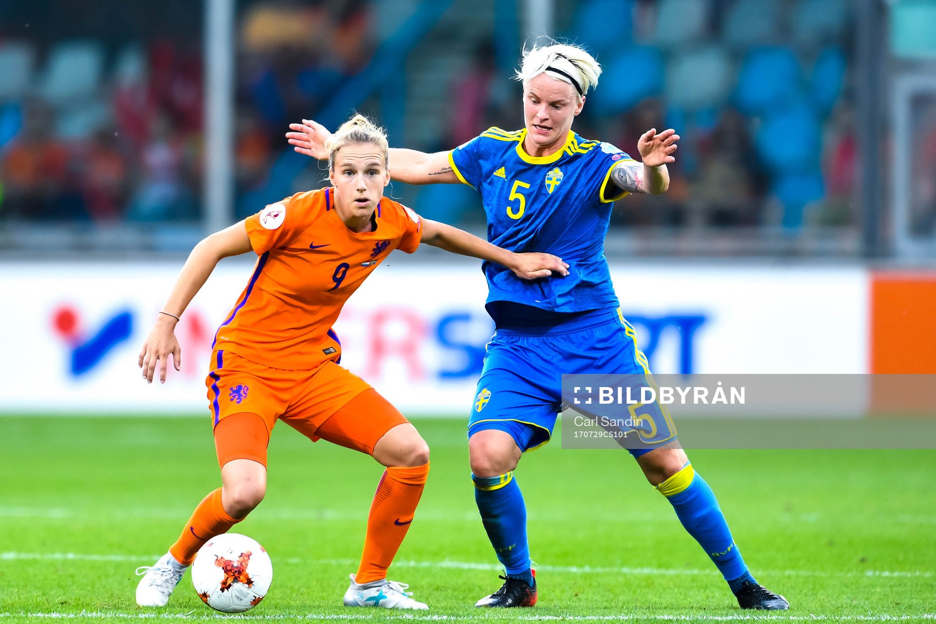 Hollands Vivianne Miedema och Sveriges Nilla Fischer i kvartsfinalen mellan Holland och Sverige under dag 14 av fotbolls-EM den 29 juli 2017 i Doetinchem.