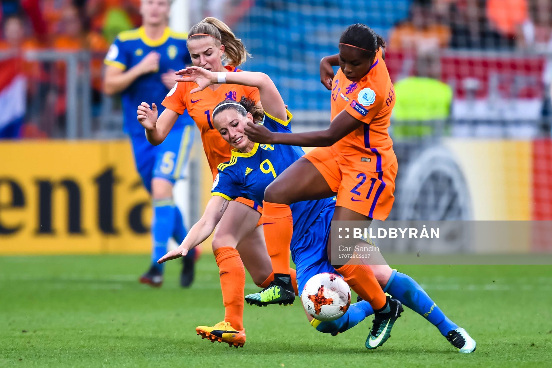 Sveriges Kosovare Asllani och Hollands Lineth Beerensteyn i kvartsfinalen mellan Holland och Sverige under dag 14 av fotbolls-EM den 29 juli 2017 i Doetinchem.