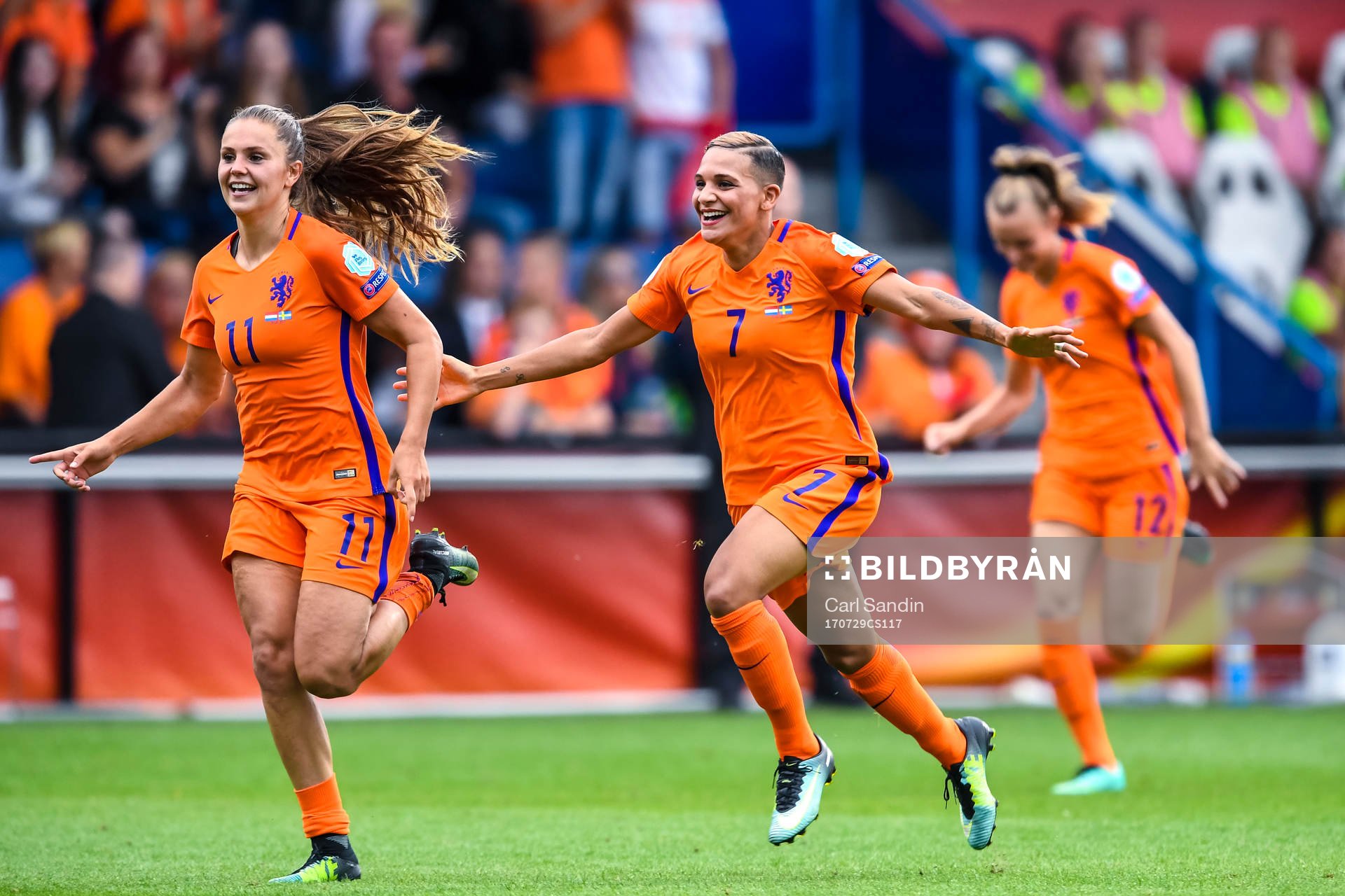 Hollands Lieke Martens och Shanice van de Sanden jublar