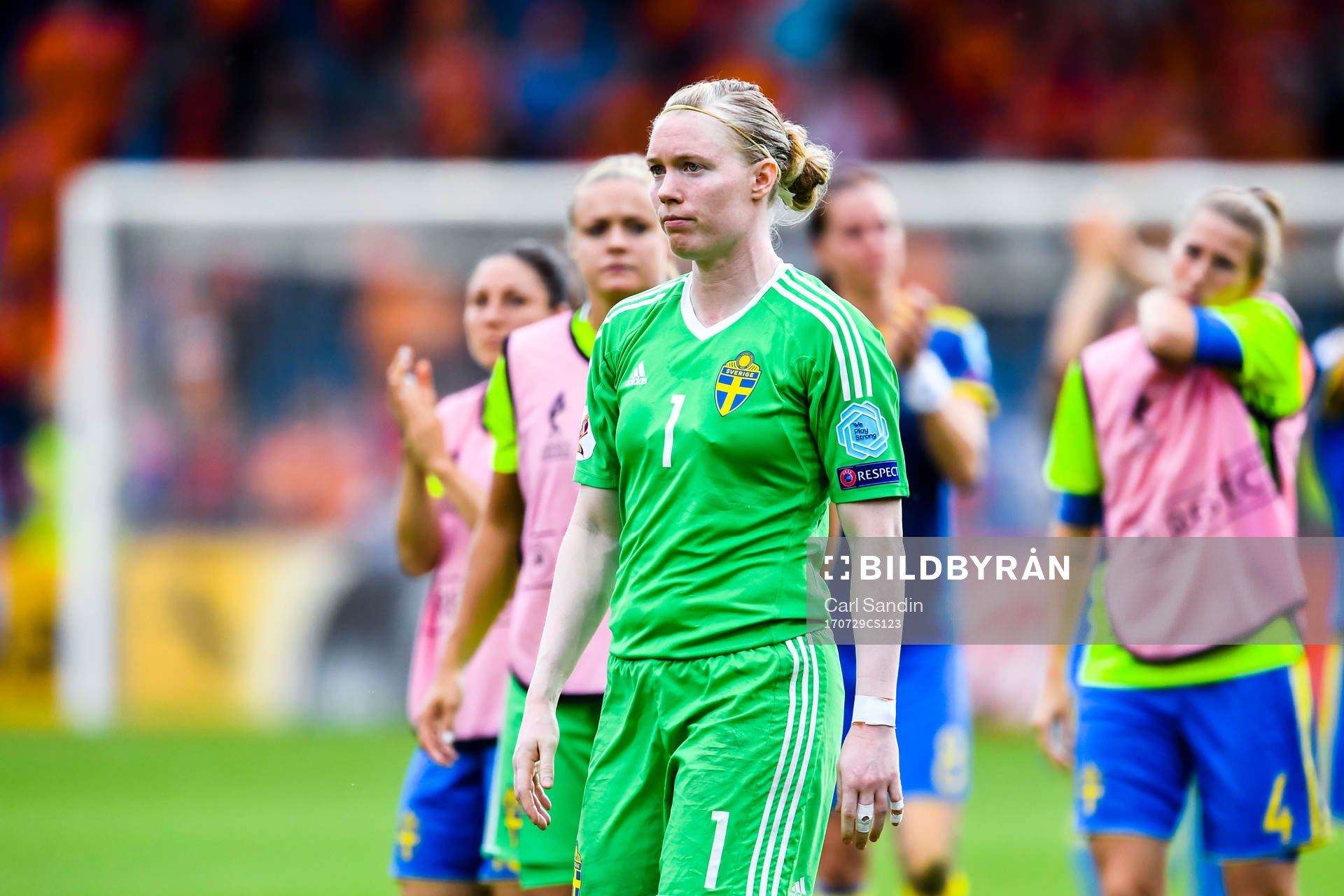 Sveriges målvakt Hedvig Lindahl   deppar