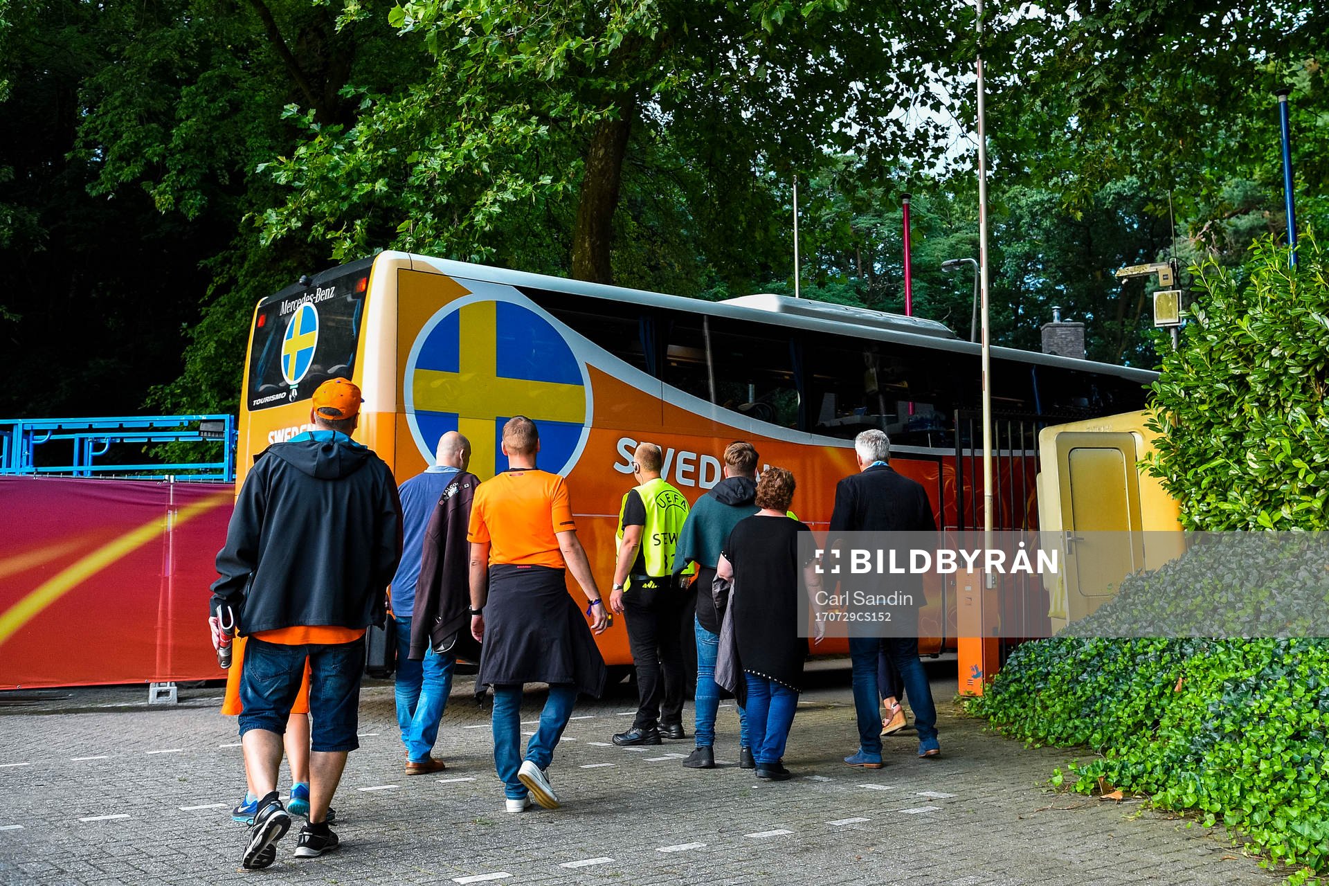 Sveriges buss lämnar arenan