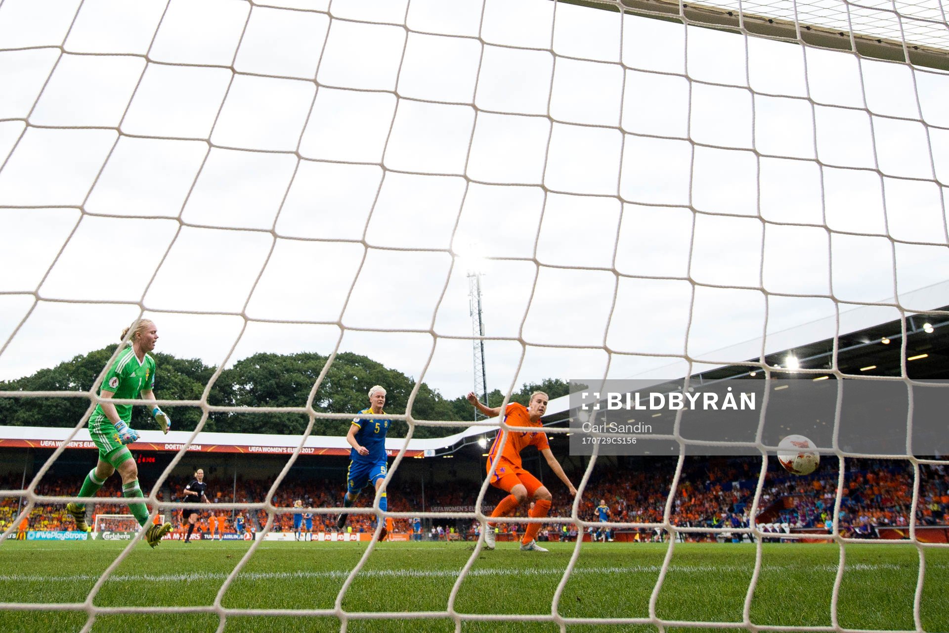 Sveriges målvakt Hedvig Lindahl och Nilla Fischer ser när Hollands Vivianne Miedema gör 2-0 i kvartsfinalen mellan Holland och Sverige under dag 14 av fotbolls-EM den 29 juli 2017 i Doetinchem.