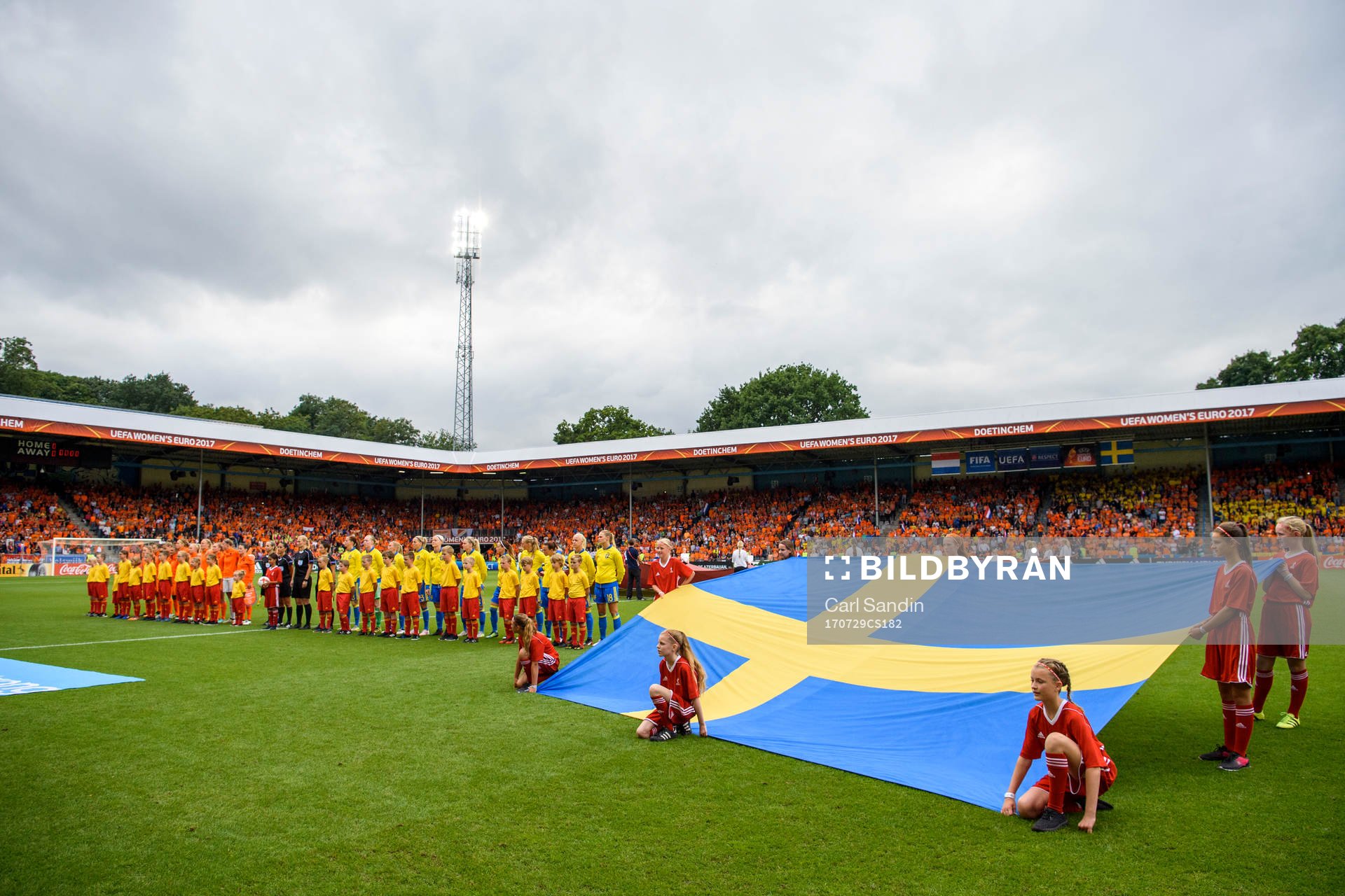 Hollands och Sveriges spelare vid lieup innan kvartsfinalen