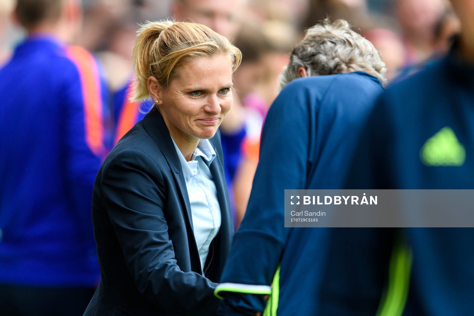 Hollands förbundskapten Sarina Wiegman tar i hand med