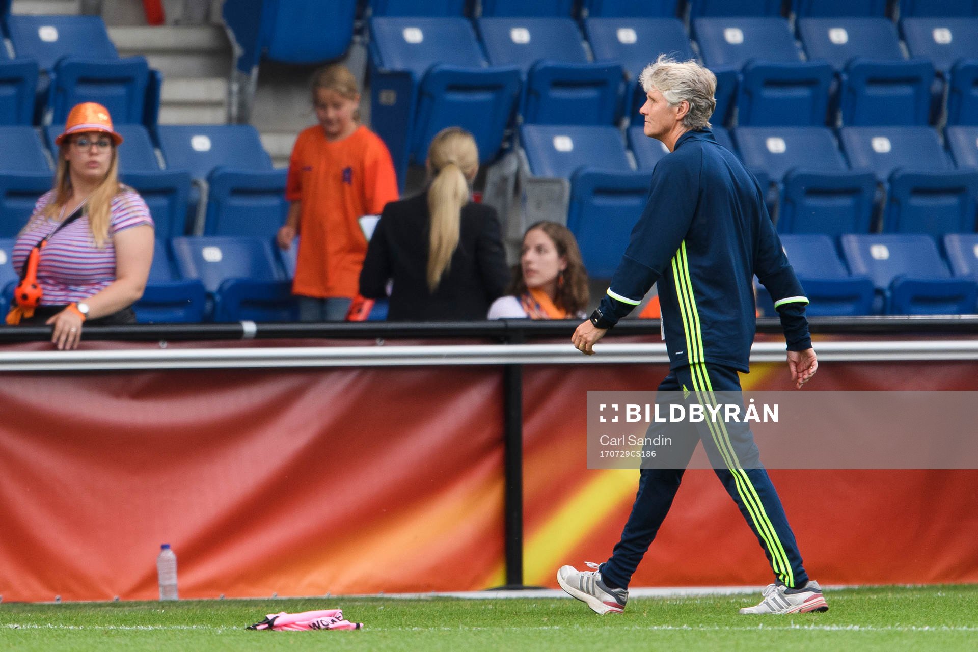 Sveriges förbundskapten Pia Sundhage lämnar planen