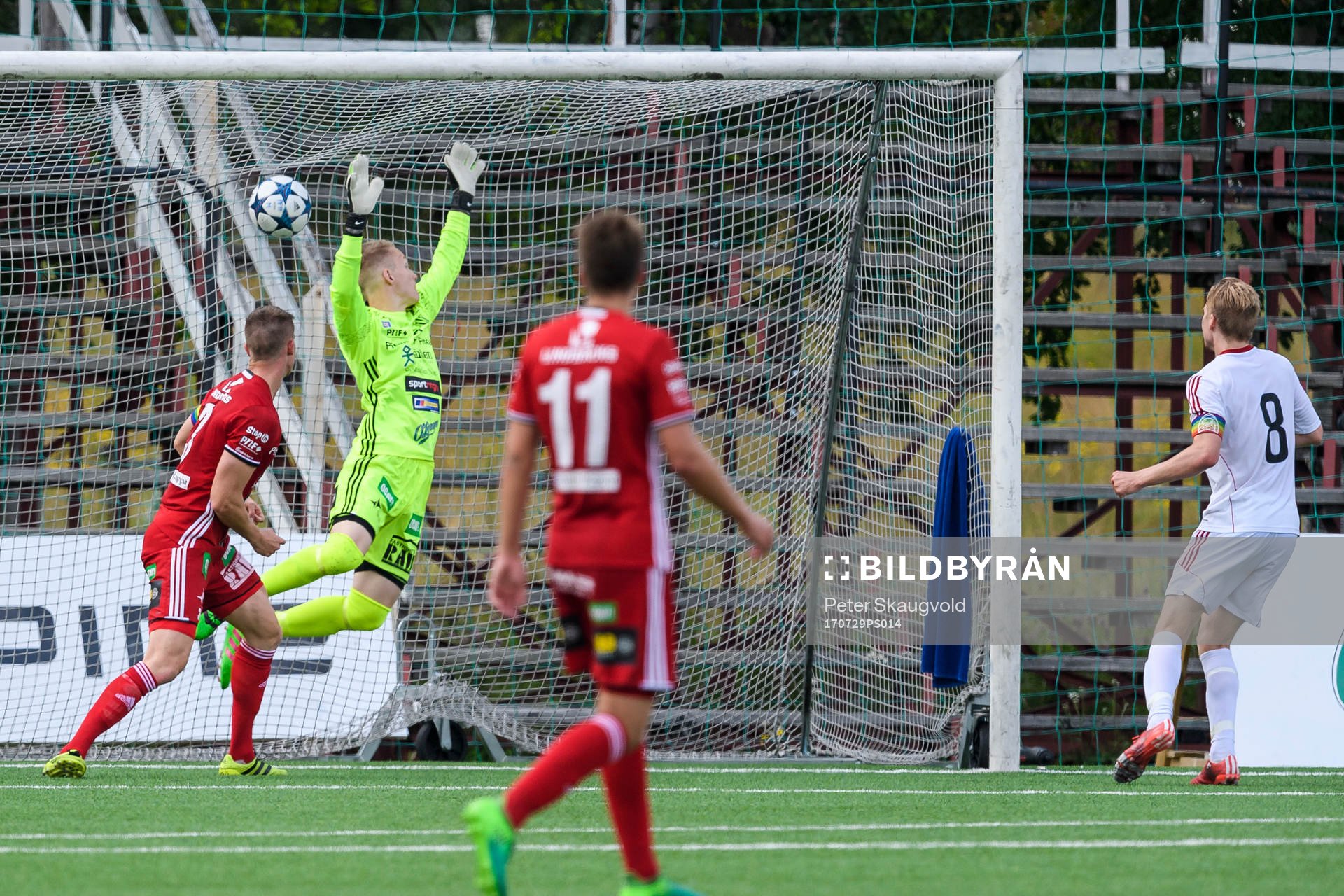 Täfteås Mattias Lidberg gör 3-2 bakom Piteås målvakt