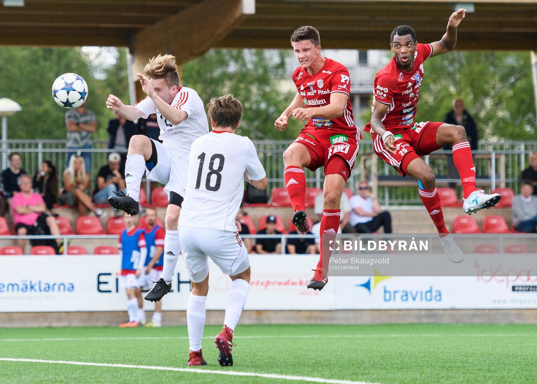 Piteås Joel Edström nickar bollen mot mål